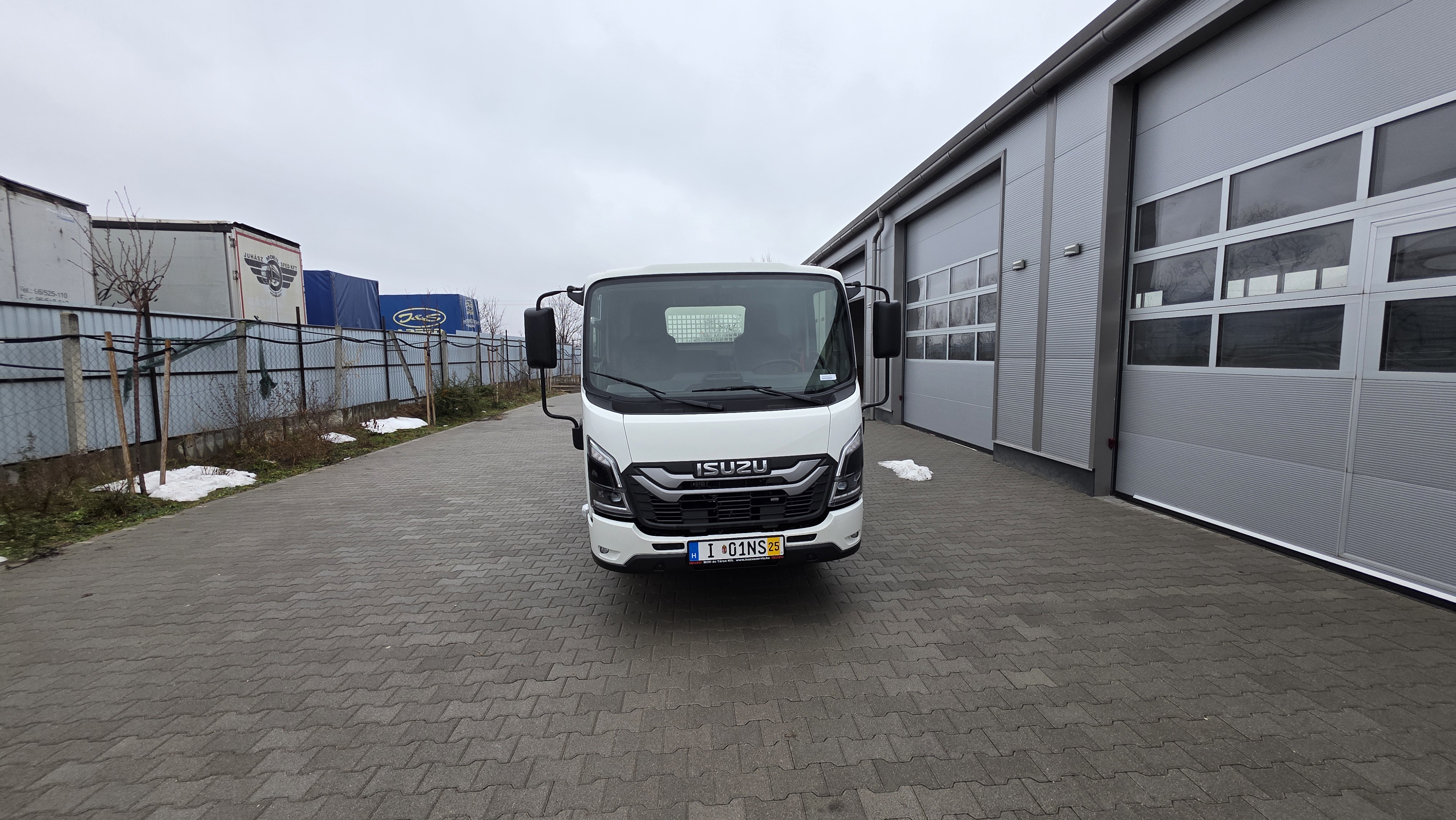 Isuzu M21 billencs ISUZU NLR87 jarmu teljes front oldala