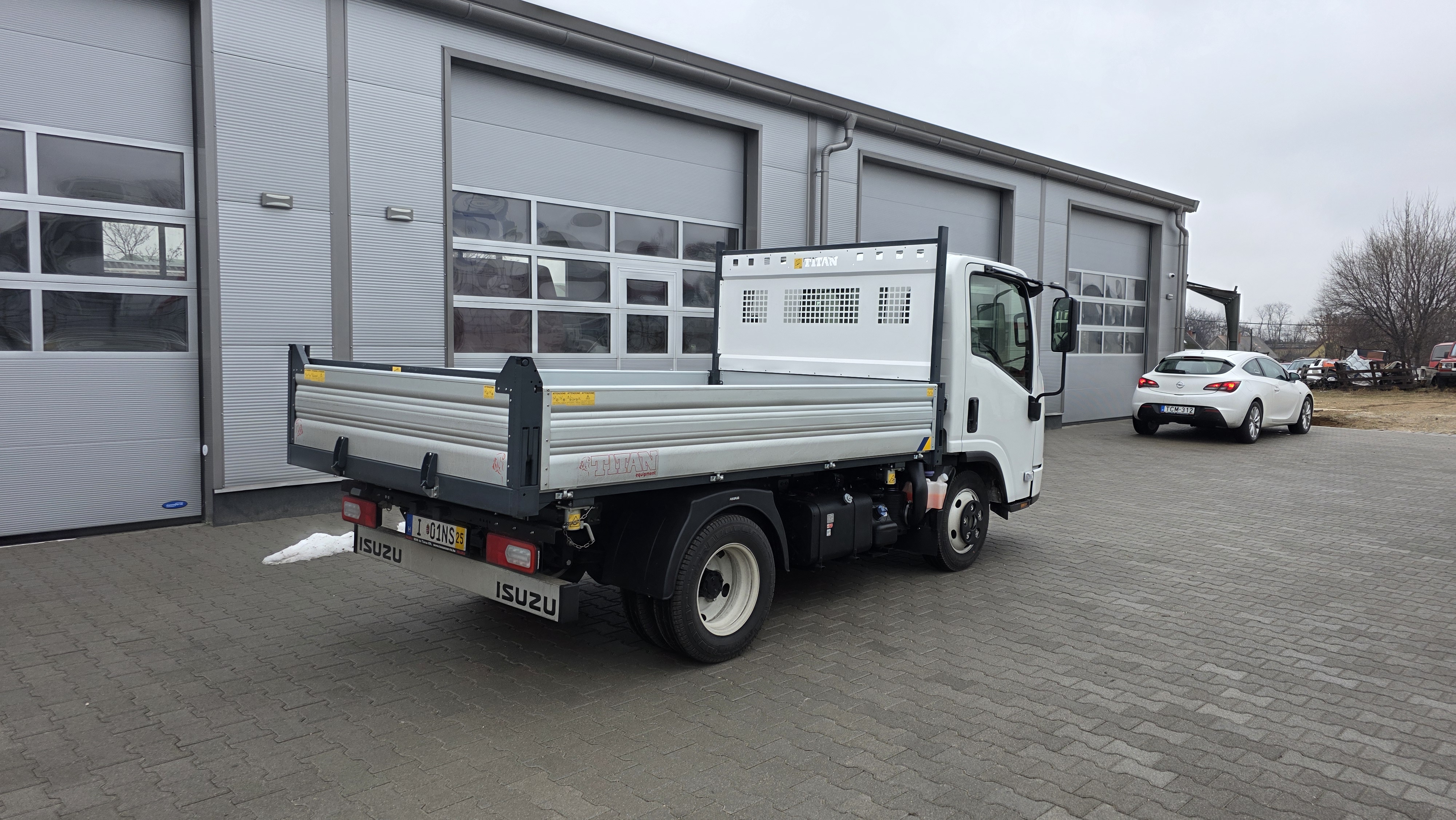 Isuzu M21 billencs ISUZU NLR87 a felepitmeny jobb hatulja