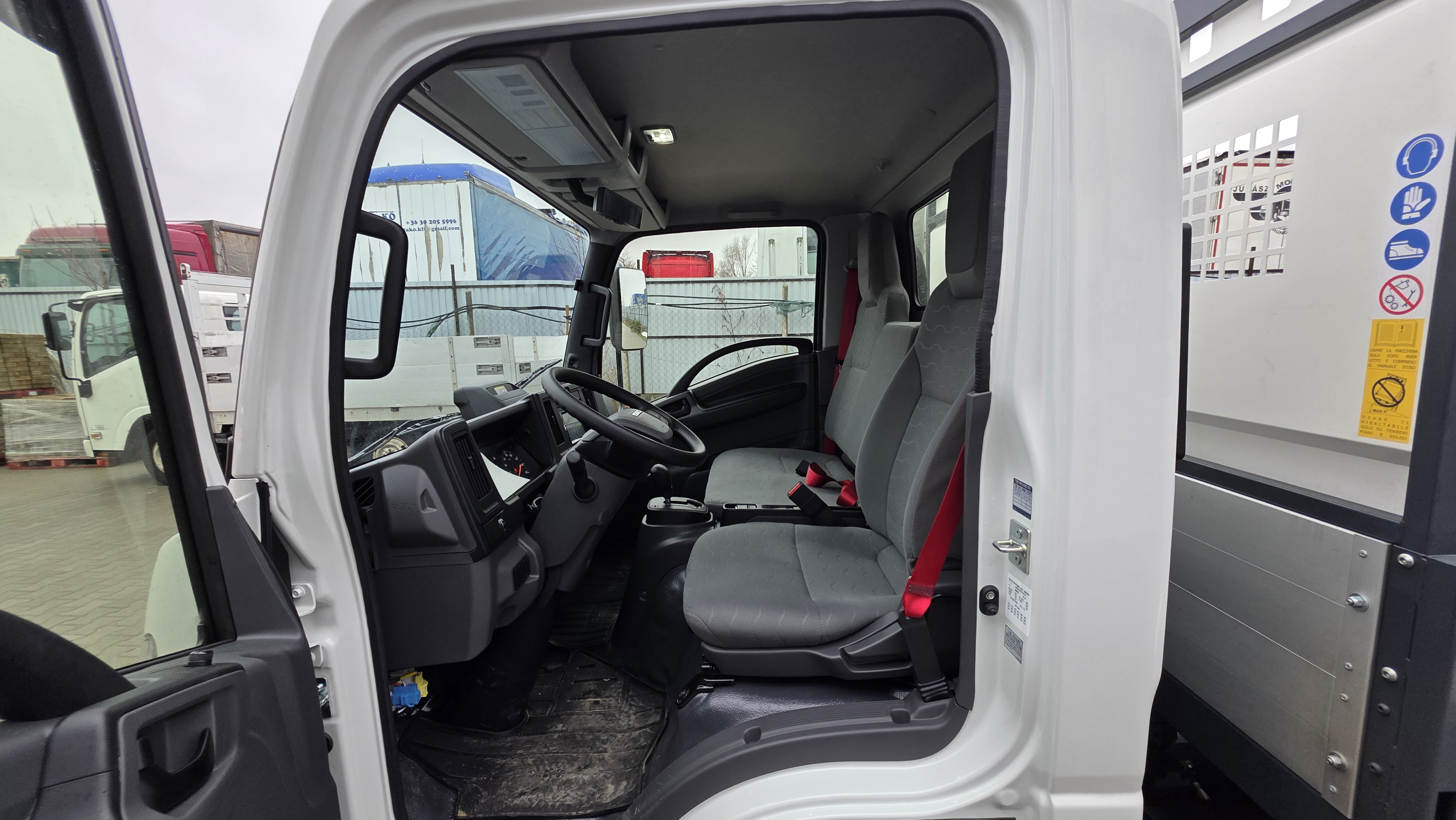Isuzu M21 billencs ISUZU NLR87 fulke belseje a bal ajtonal