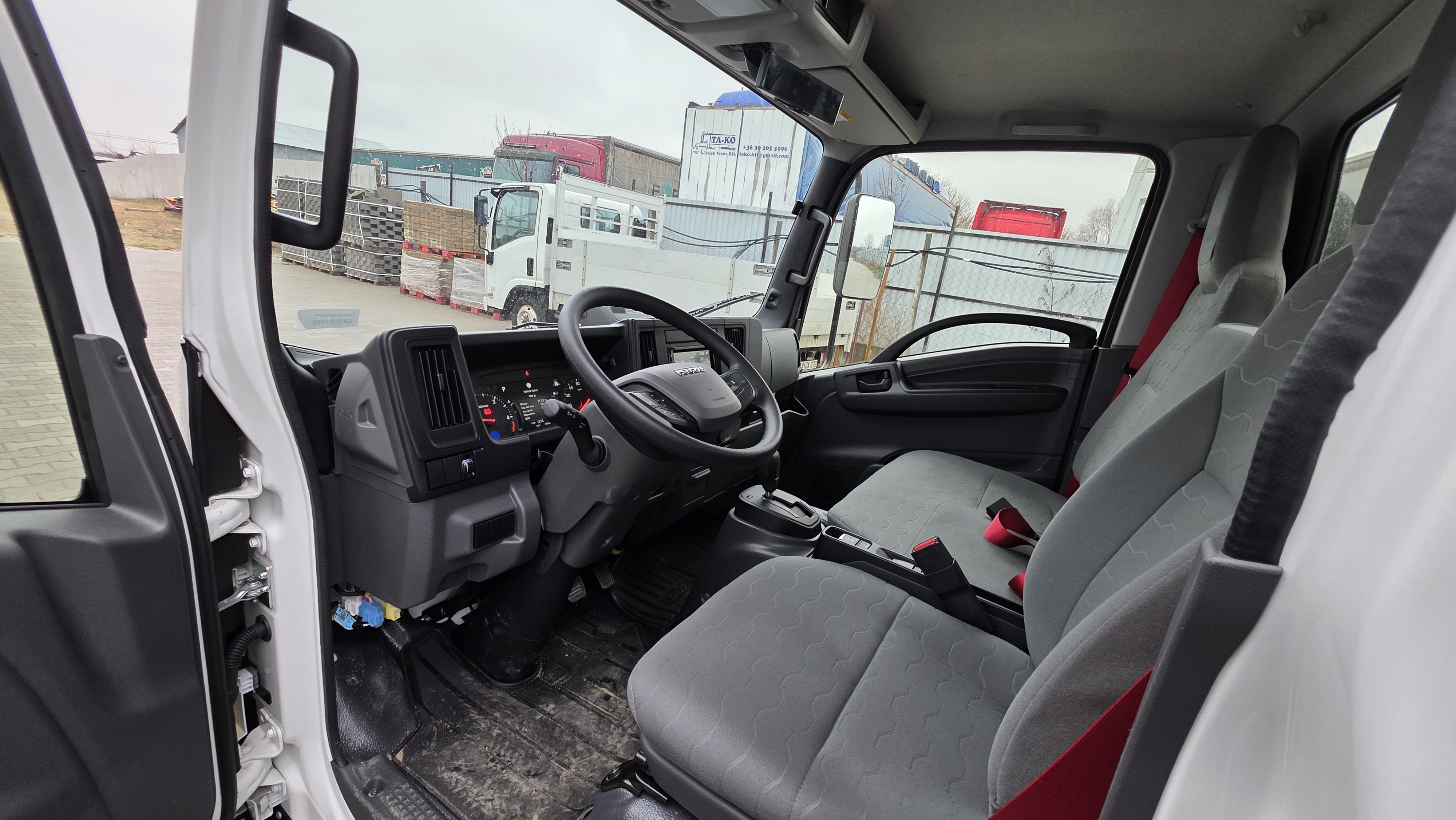 Isuzu M21 billencs ISUZU NLR87 a fulke belseje