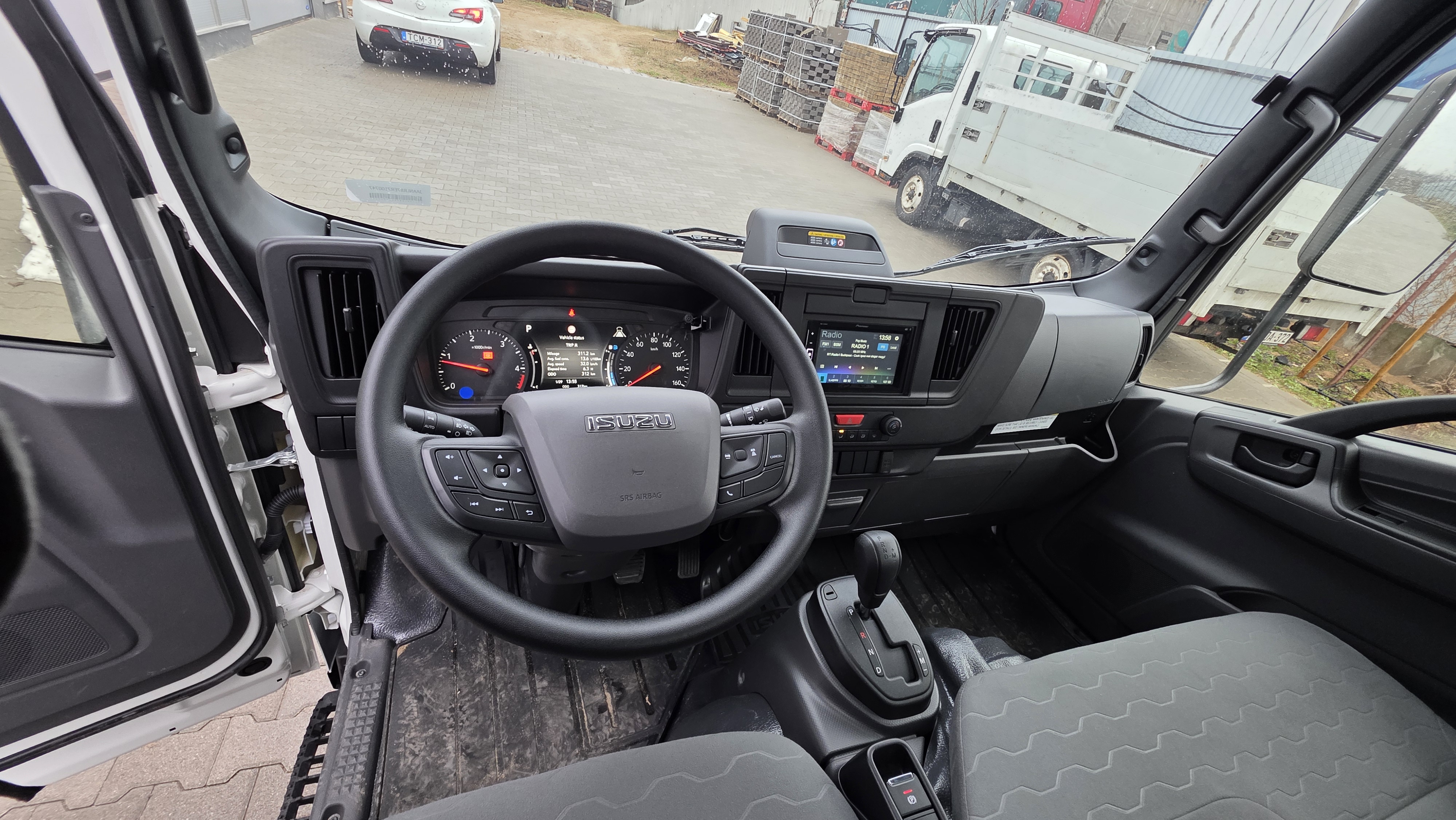 Isuzu M21 billencs ISUZU NLR87 a vezetoulesbol nezve a kormanykerek es a muszerfal total