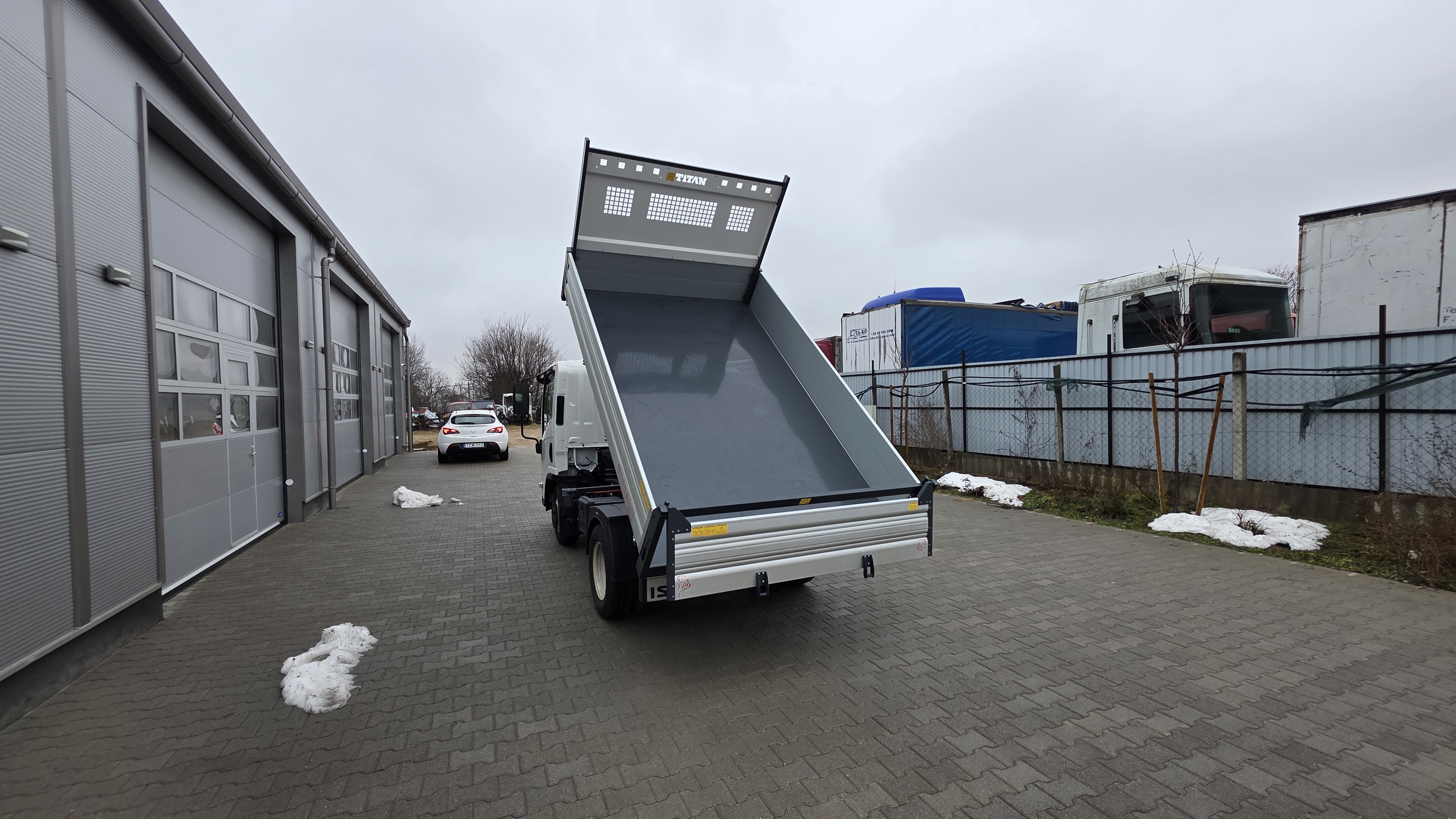 Isuzu M21 billencs ISUZU NLR87 a felepitmeny felbillenve hatulrol nezvey