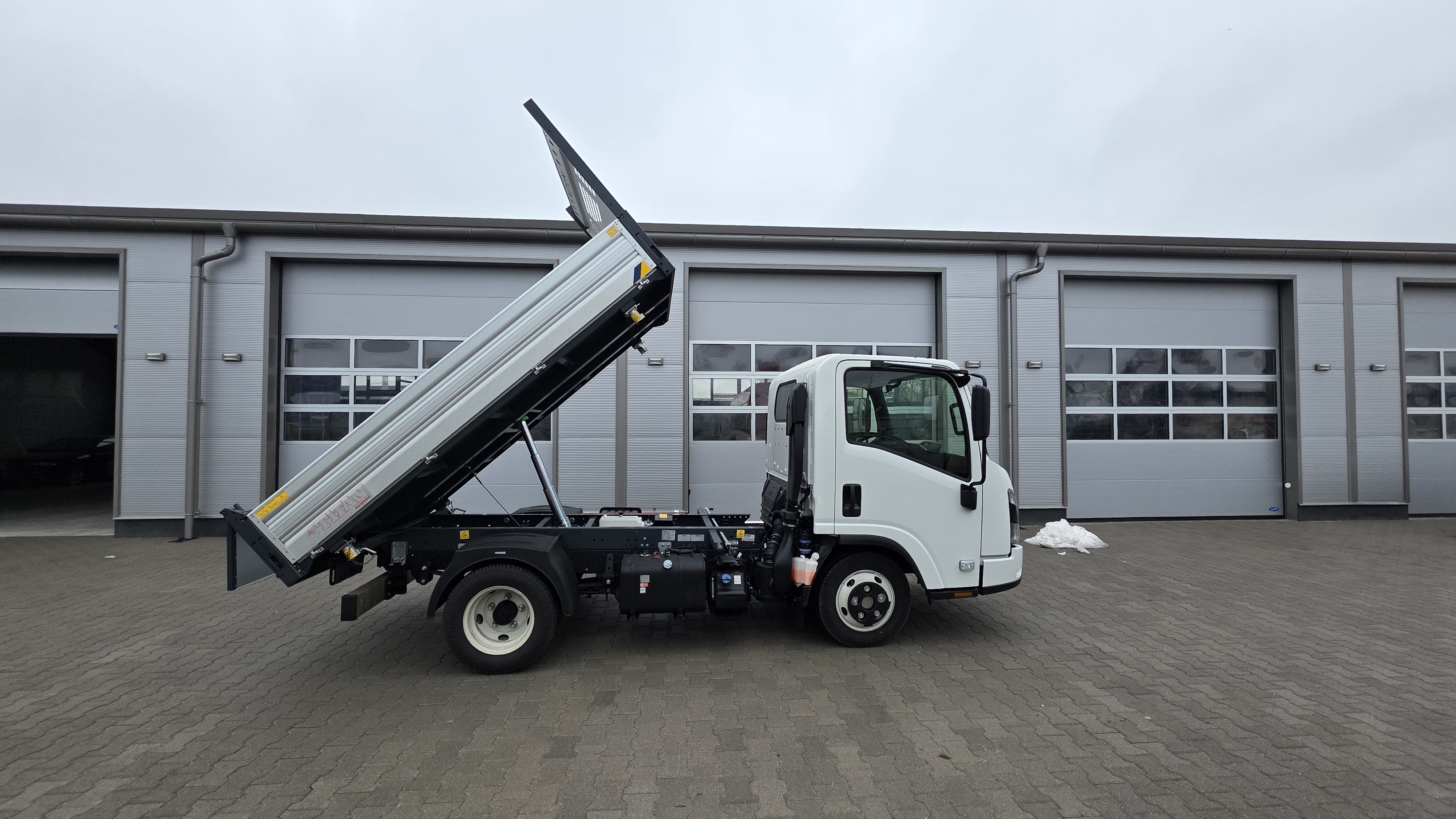 Isuzu M21 billencs ISUZU NLR87 jarmu jobb oldalrol total a titan felepitmeny felbillentve