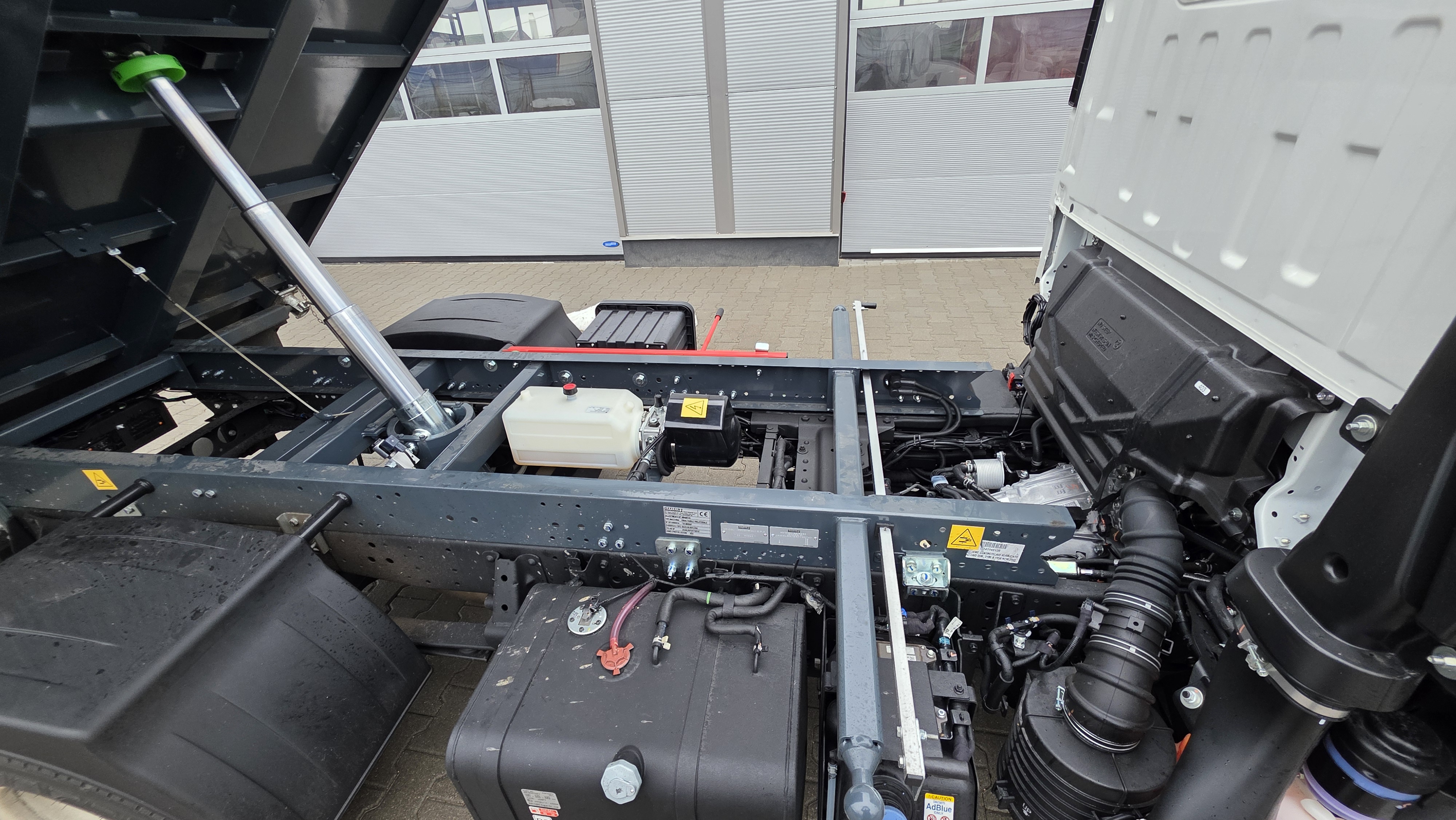 Isuzu M21 billencs ISUZU NLR87 a hidraulikus munkahenger torony es a hidraulika szivattyu kozelrol nezve