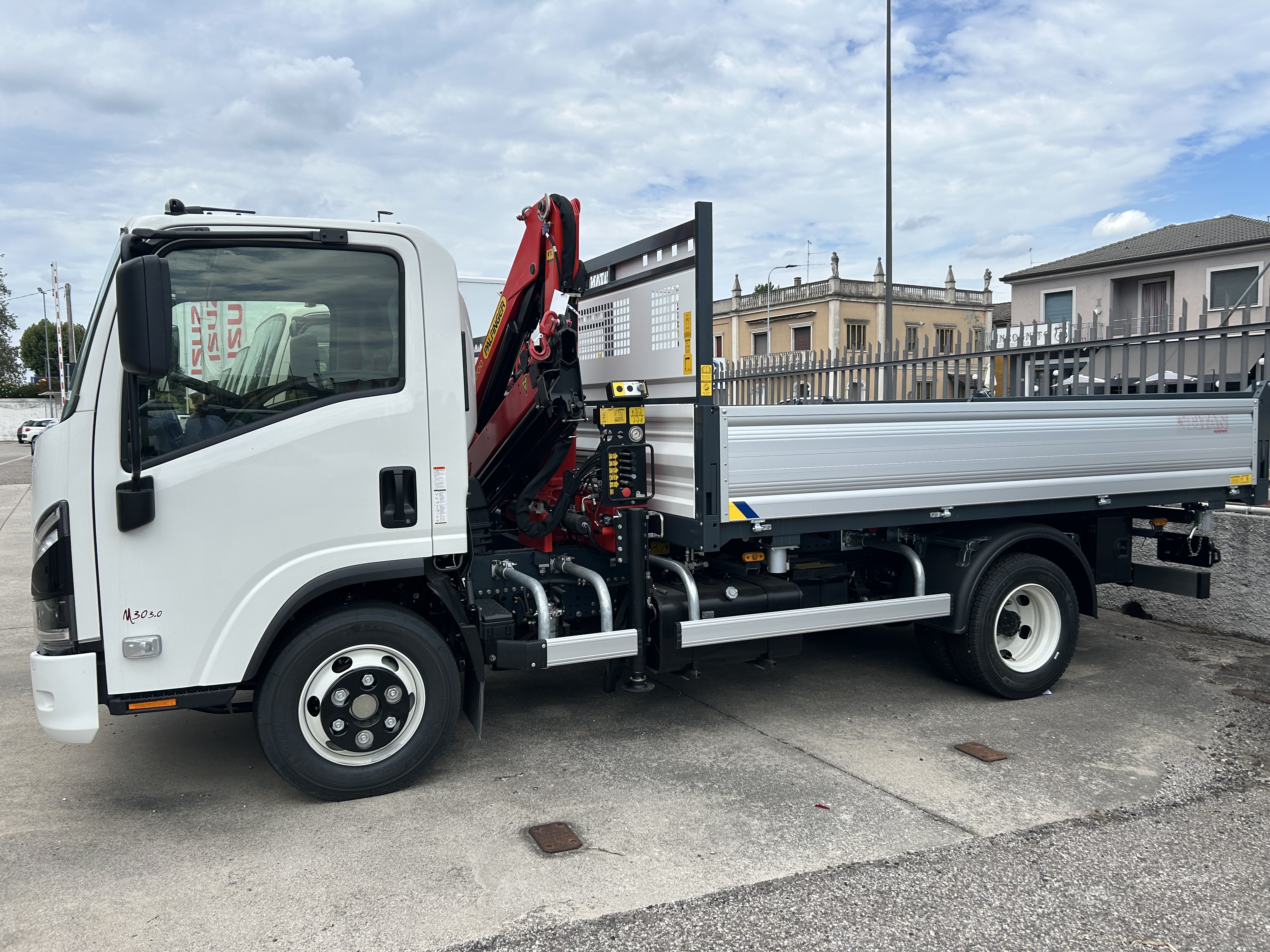Isuzu M30 darus-billencs ISUZU 4JZ1 motor TITAN felepitmeny uj teherauto bal oldal total nezet