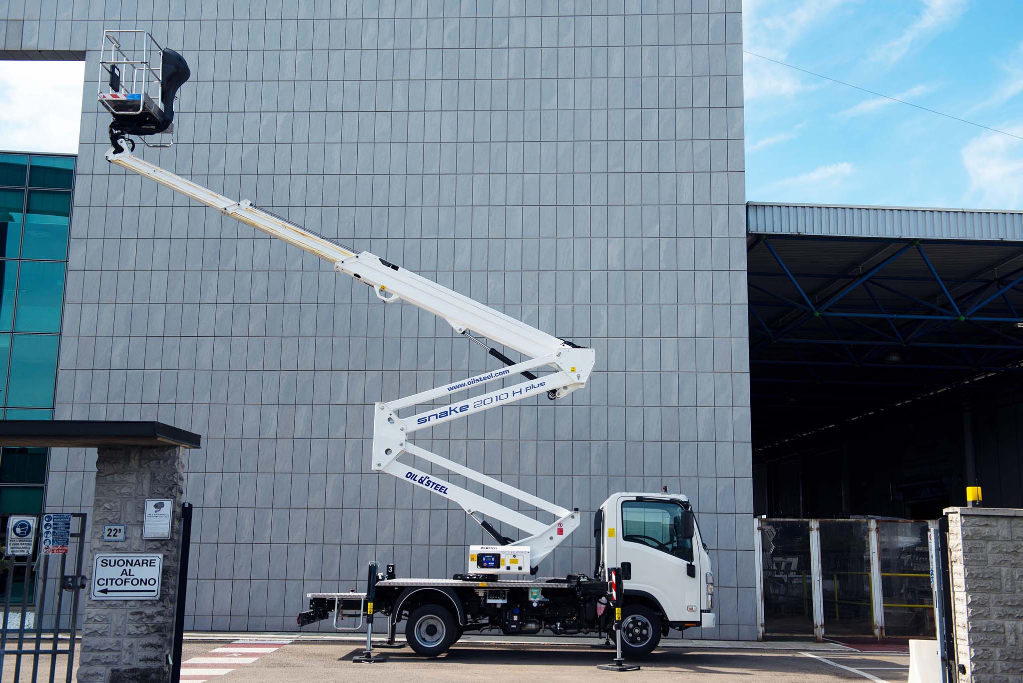 Isuzu M21 Snake 20 Oil&Steel kosaras szemelyemelo csuklogemes mozgo munkaallvany jobb oldal total gemszerkezet nyitasa