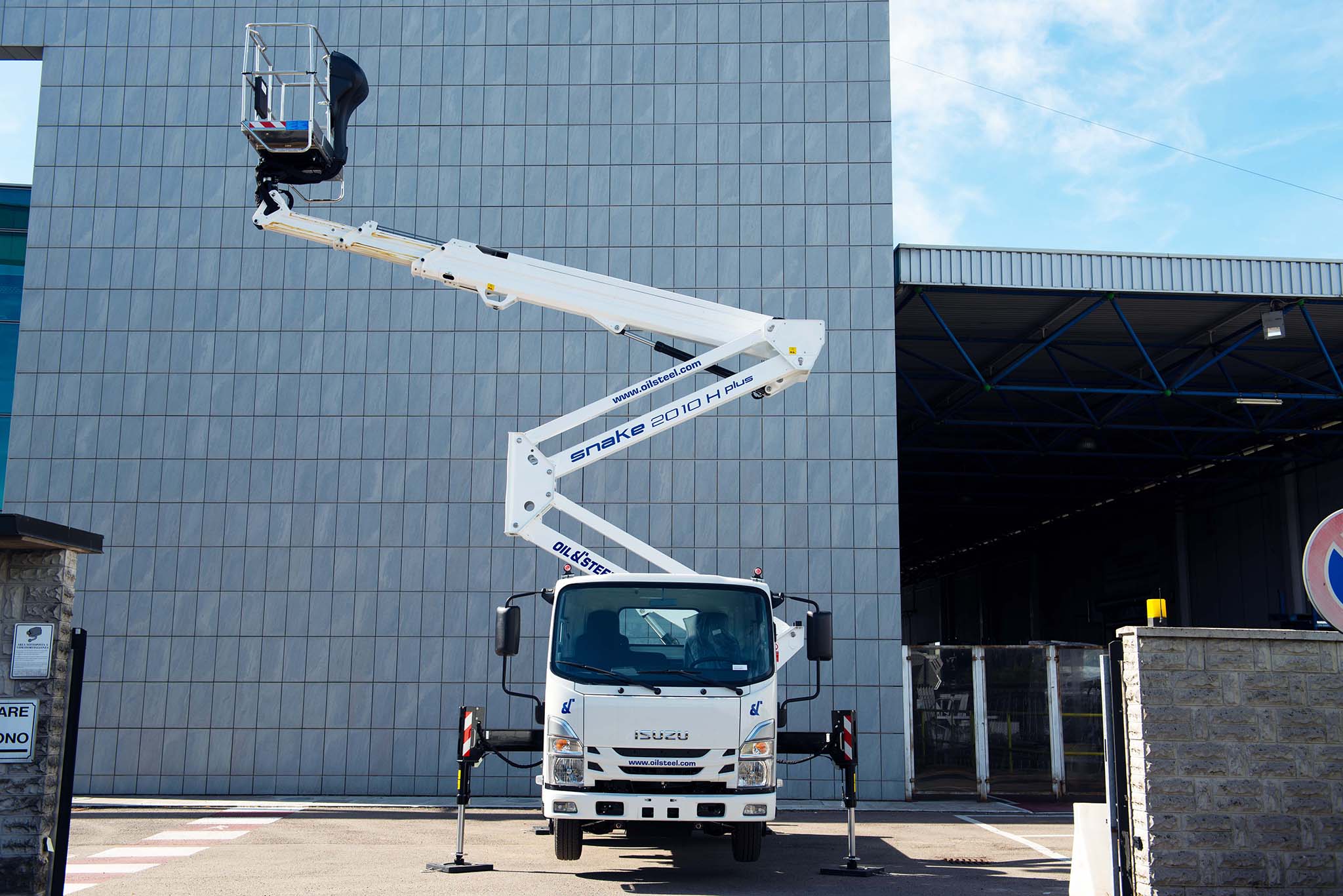 Isuzu M21 Snake 20 Oil&Steel kosaras szemelyemelo csuklogemes mozgo munkaallvany szembol felig megemelt gemszerkezet jobb oldalra kimozgatva