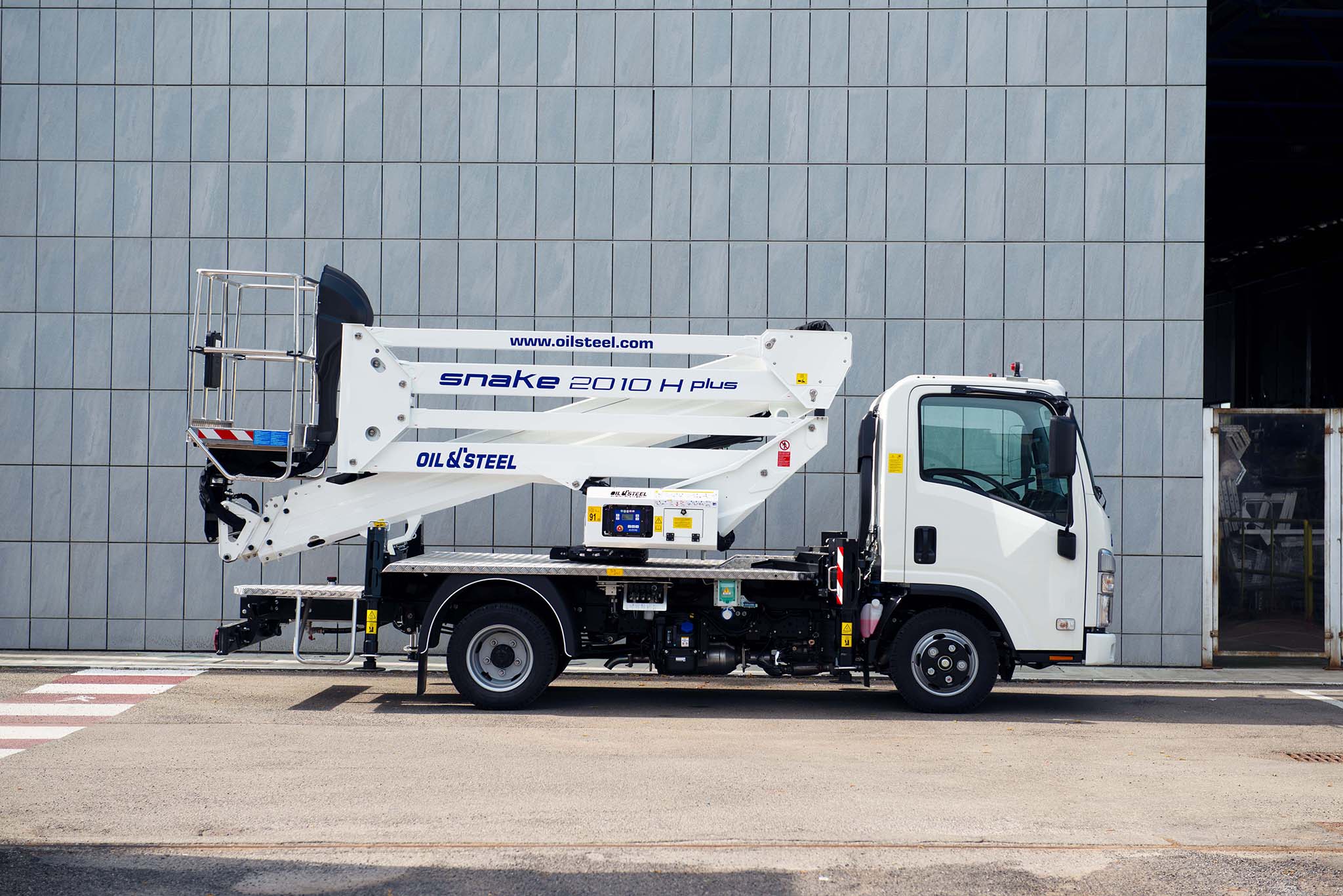 Isuzu M21 Snake 20 Oil&Steel kosaras szemelyemelo csuklogemes mozgo munkaallvany csukott gemszerkezet jobb total nezet