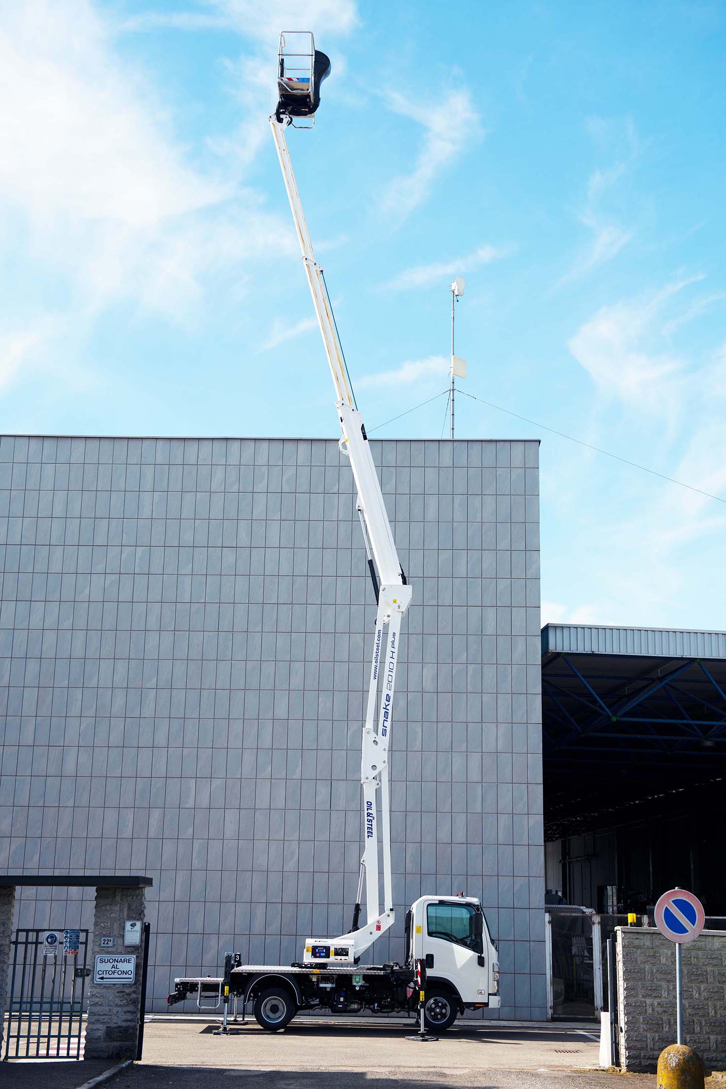 Isuzu M21 Snake 20 Oil&Steel kosaras szemelyemelo csuklogemes mozgo munkaallvany gemszerkezet maximalis nyitasa kosar a magasban