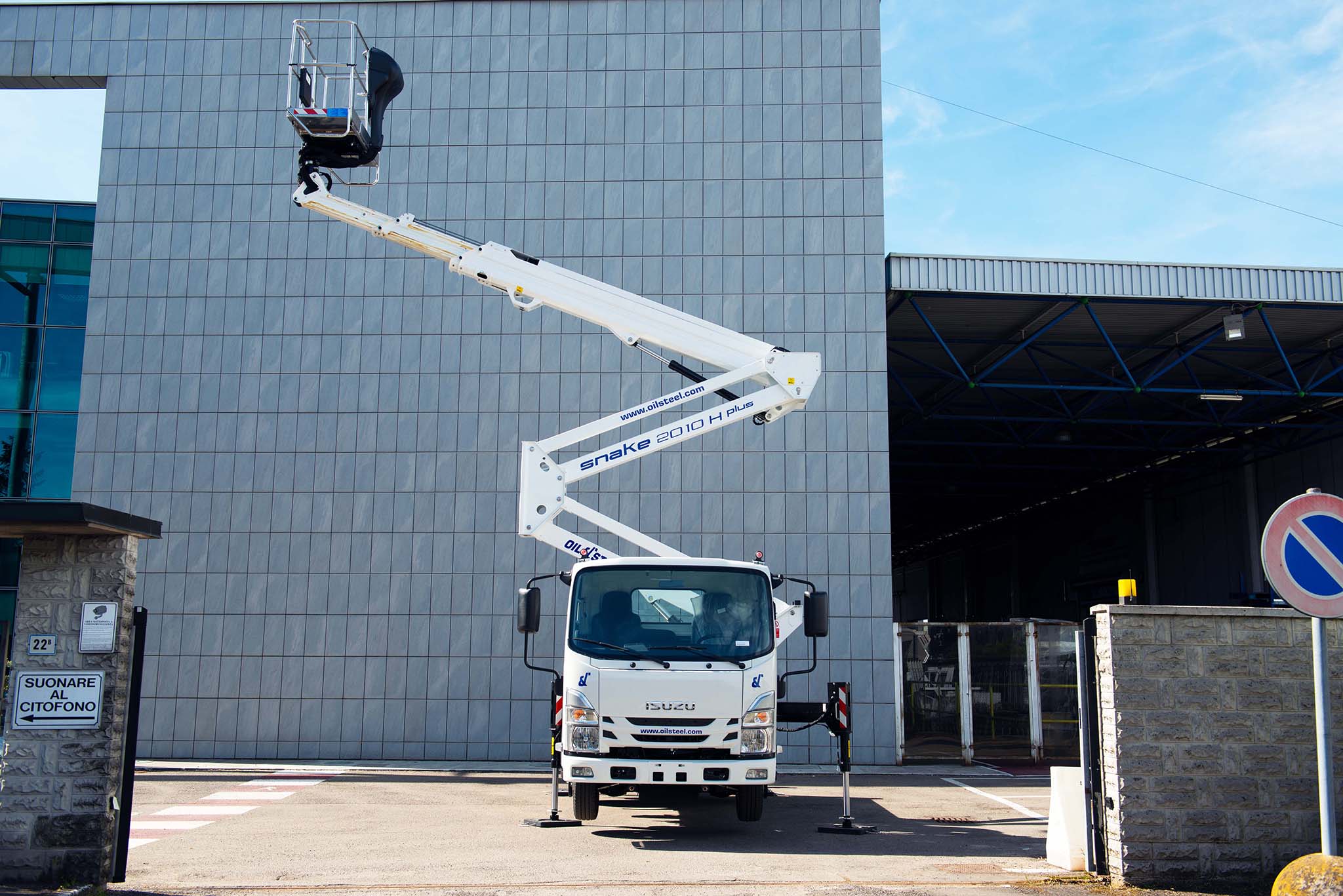 Isuzu M21 Snake 20 Oil&Steel kosaras szemelyemelo csuklogemes mozgo munkaallvany jarmu szembol bal oldalt kitalpalva kosar jobb oldalra kimozgatva