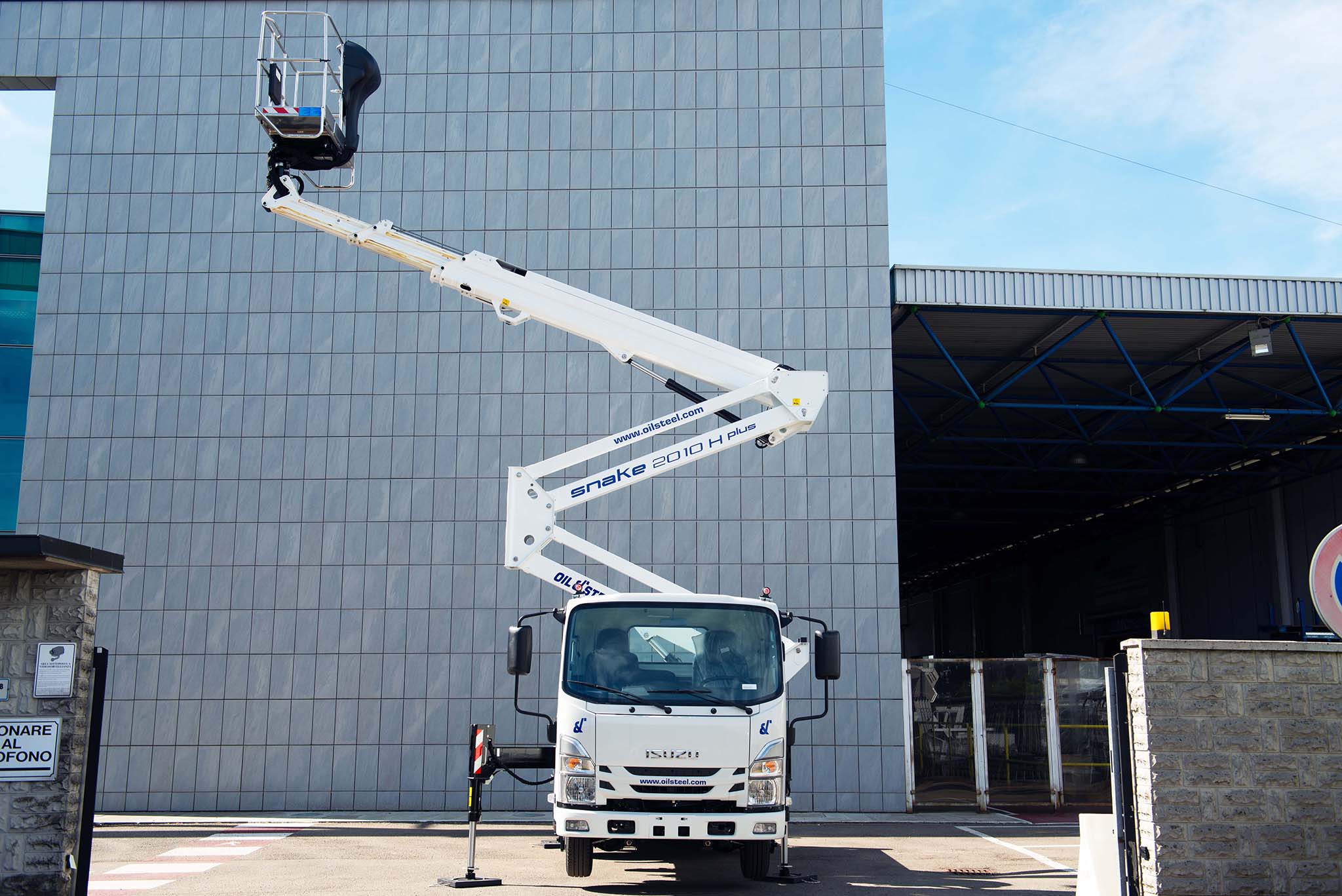 Isuzu M21 Snake 20 Oil&Steel kosaras szemelyemelo csuklogemes mozgo munkaallvany jarmu szembol jobbra talpalt kosar jobb oldalra kimozgatva