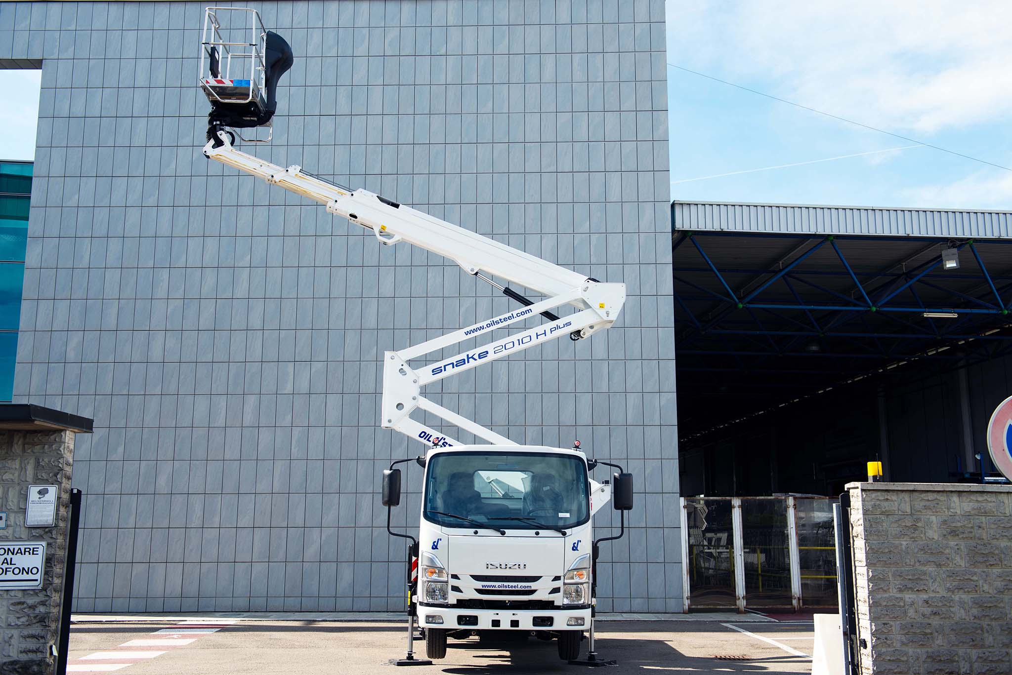 Isuzu M21 Snake 20 Oil&Steel kosaras szemelyemelo csuklogemes mozgo munkaallvany jarmu szembol szuken talpalva kosar jobb oldalra kimozgatva