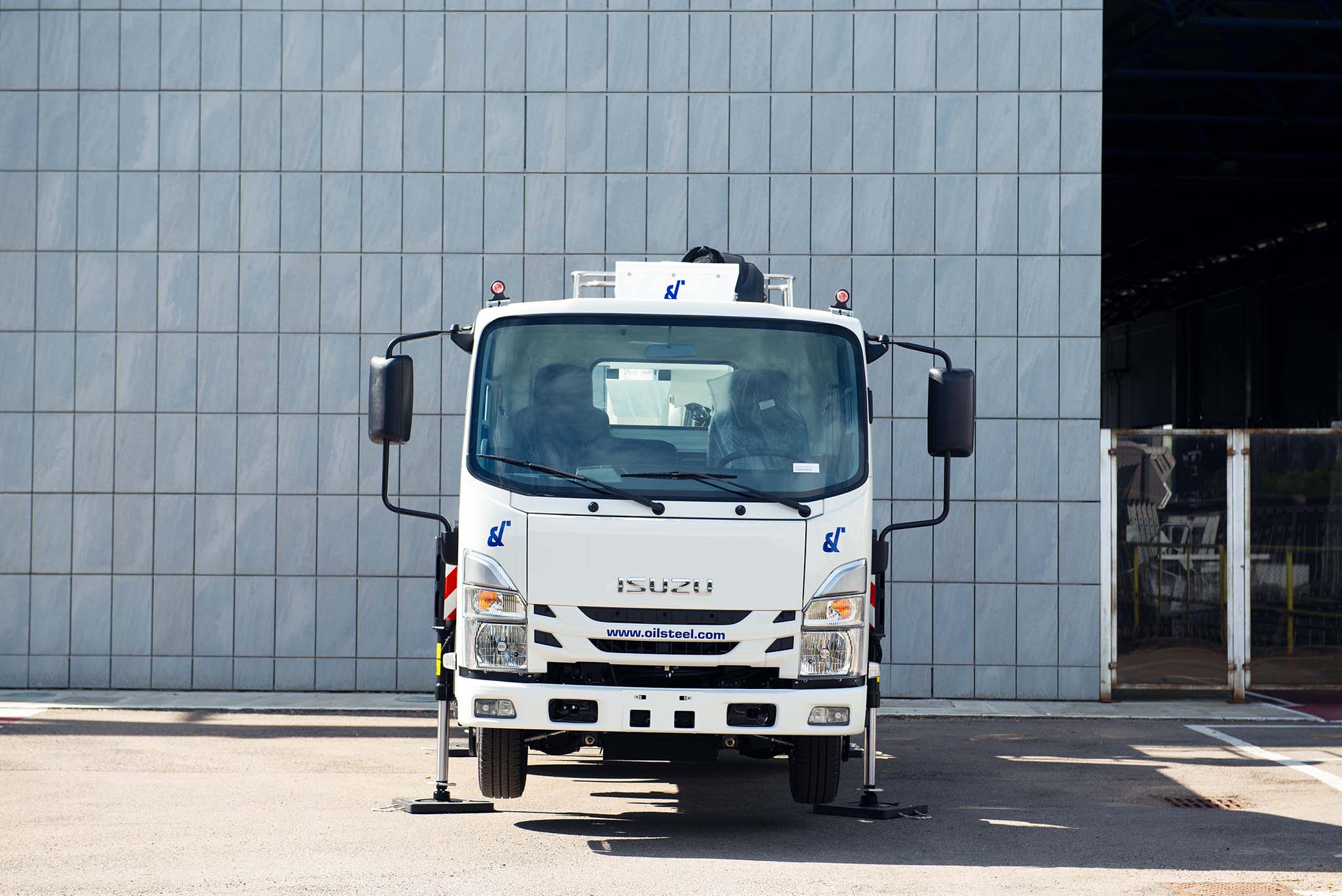 Isuzu M21 Snake 20 Oil&Steel kosaras szemelyemelo csuklogemes mozgo munkaallvany jarmu szembol nezve szuken kitalpalva csukott gemszerkezettel