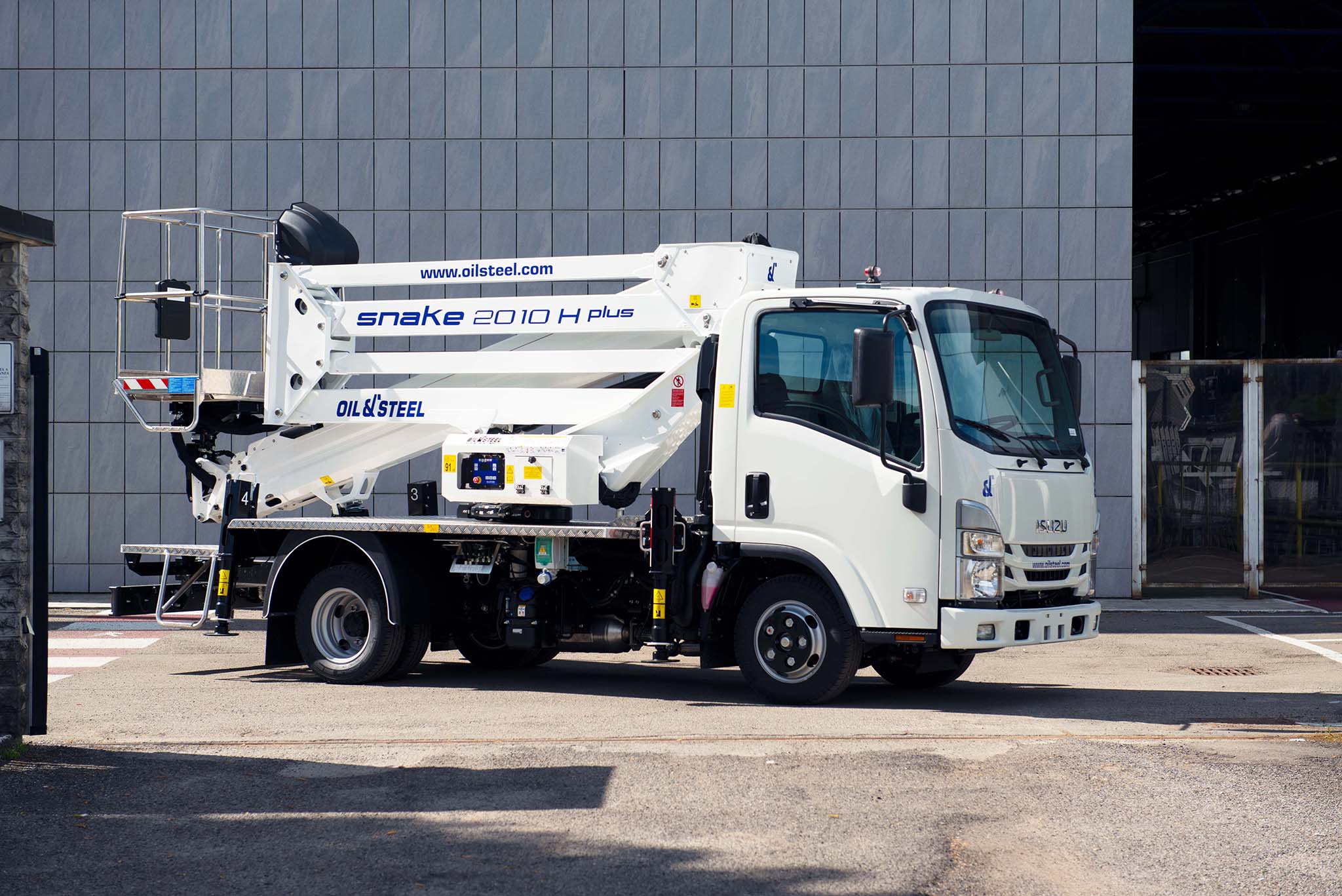 Isuzu M21 Snake 20 Oil&Steel kosaras szemelyemelo csuklogemes mozgo munkaallvany jarmu jobb oldala teljes total nezet