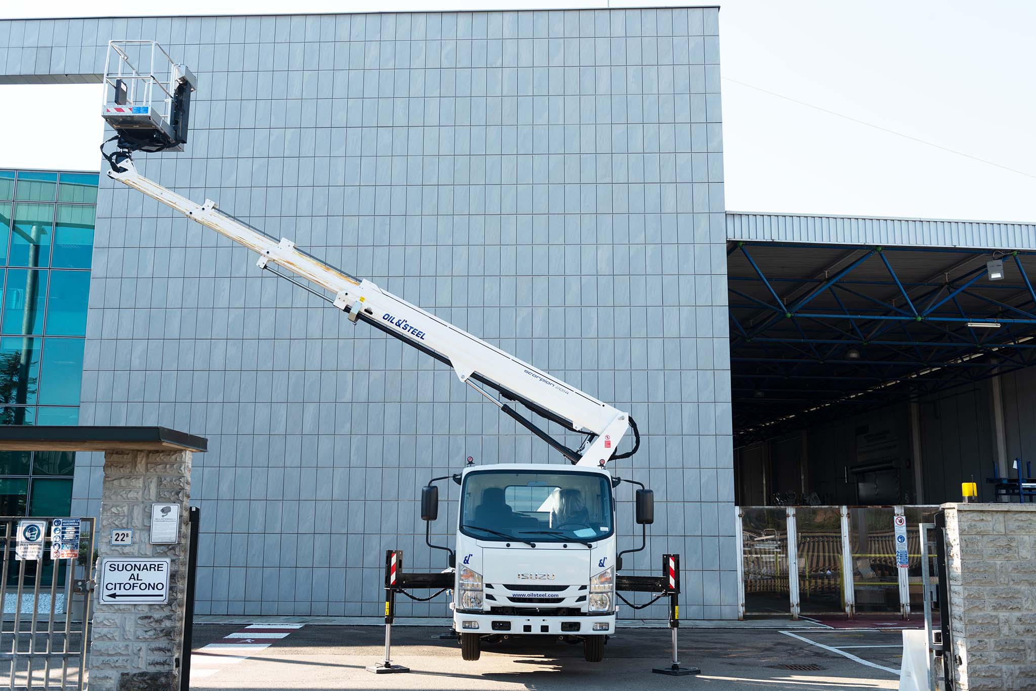 Isuzu M21 Scorpion 20 csuklos kitologemes kosaras szemelyemelp mobil platform mozgo munkaallvany jarmu szembol nezet teljesen kitalpalva kosar jobbra kiemelve