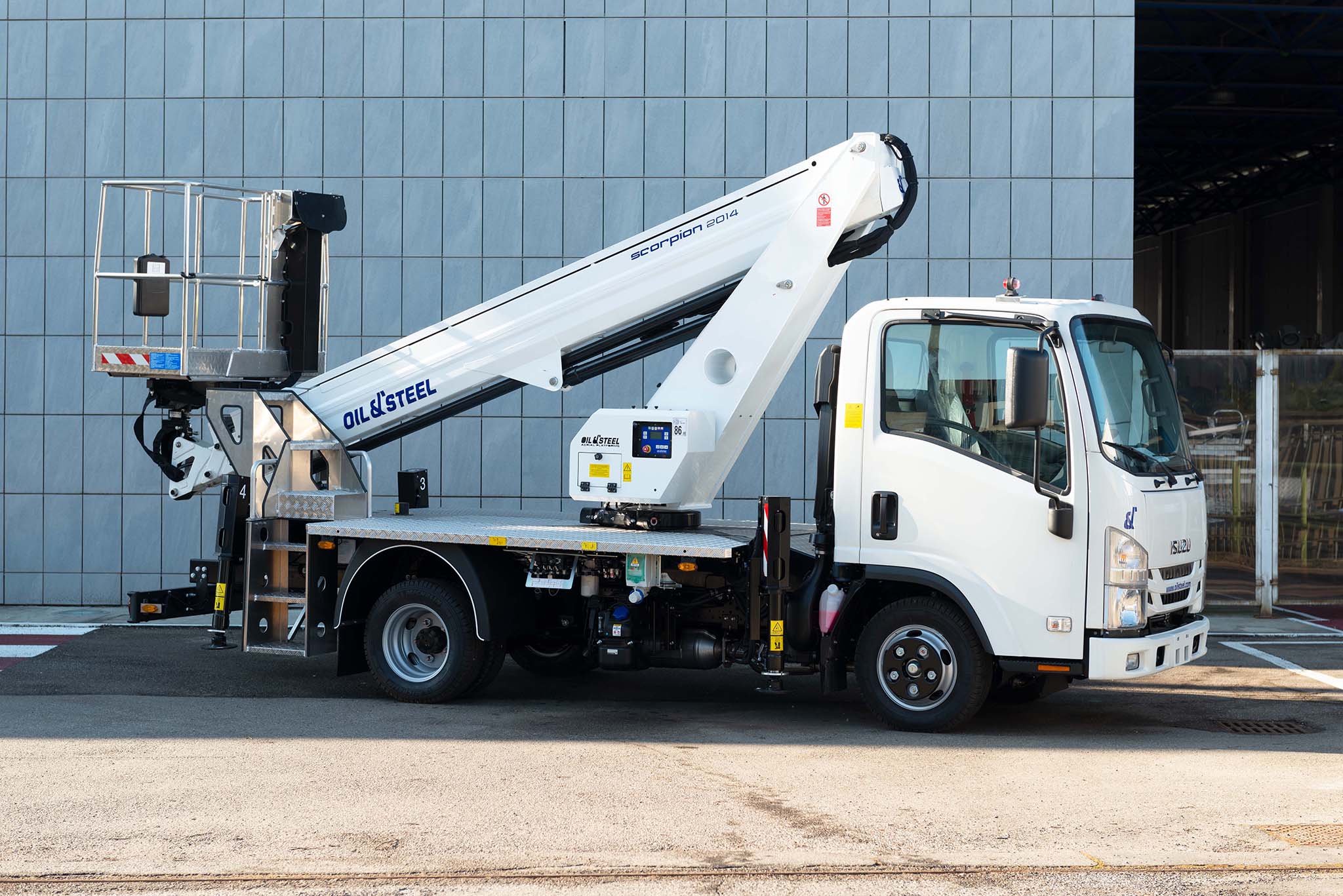 Isuzu M21 Scorpion 20 csuklos kitologemes kosaras szemelyemelp mobil platform mozgo munkaallvany jarmo csukot gemszerkezettel jobbrol nezve menetkeszen