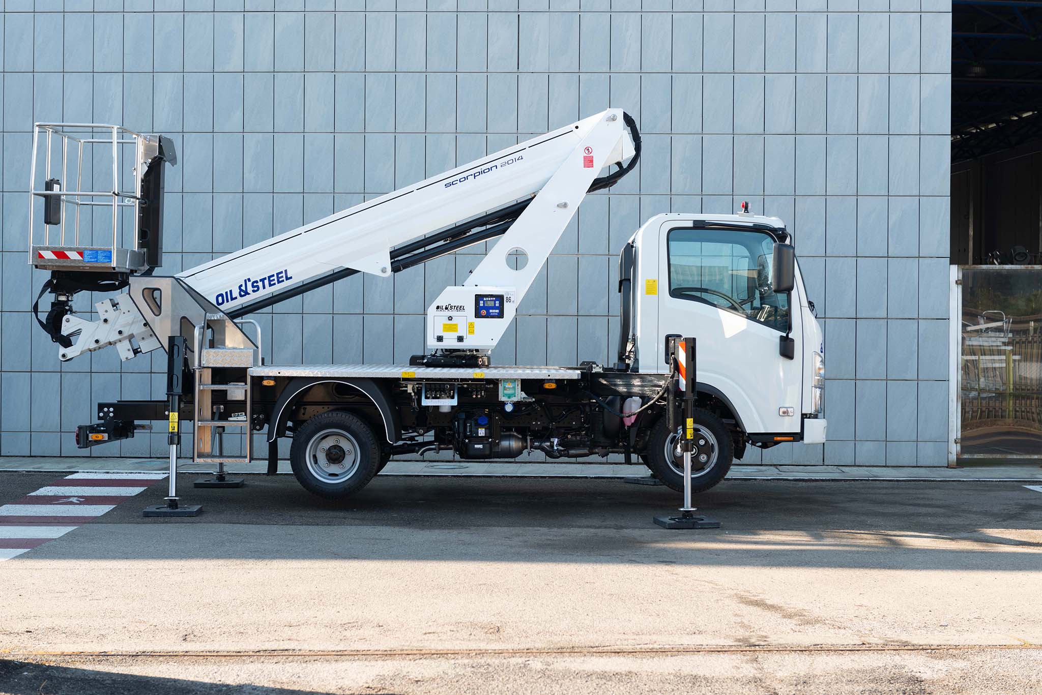 Isuzu M21 Scorpion 20 csuklos kitologemes kosaras szemelyemelp mobil platform mozgo munkaallvany kitalpalas kezdete jarmo jobbrol nezve
