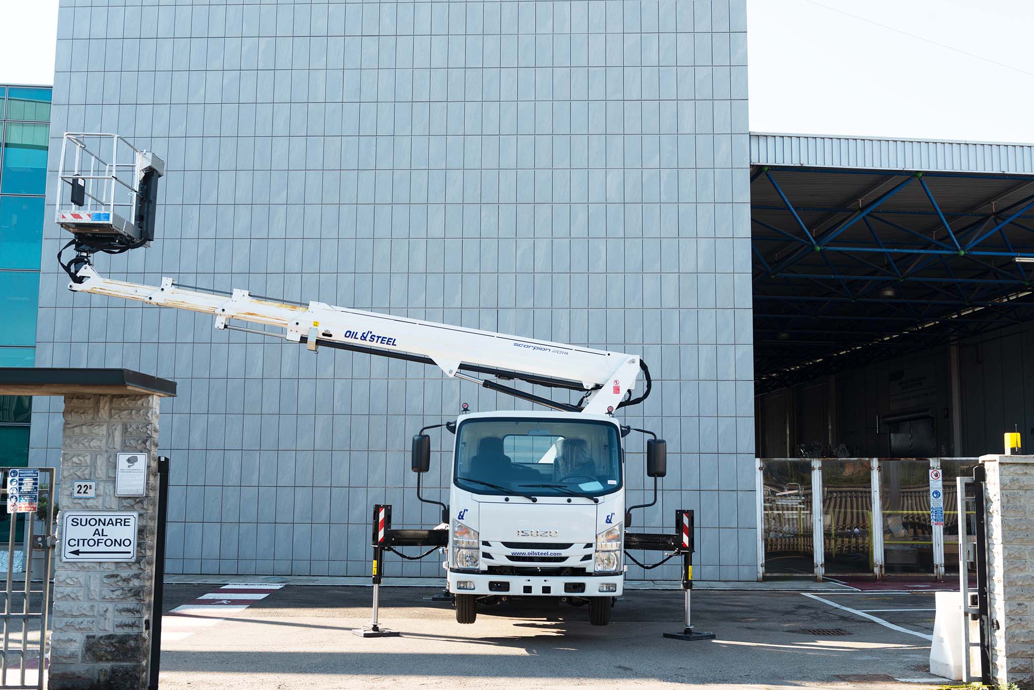 Isuzu M21 Scorpion 20 csuklos kitologemes kosaras szemelyemelp mobil platform mozgo munkaallvany jarmu teljesen kitalpalva gemszerkezet jobbra kitolva