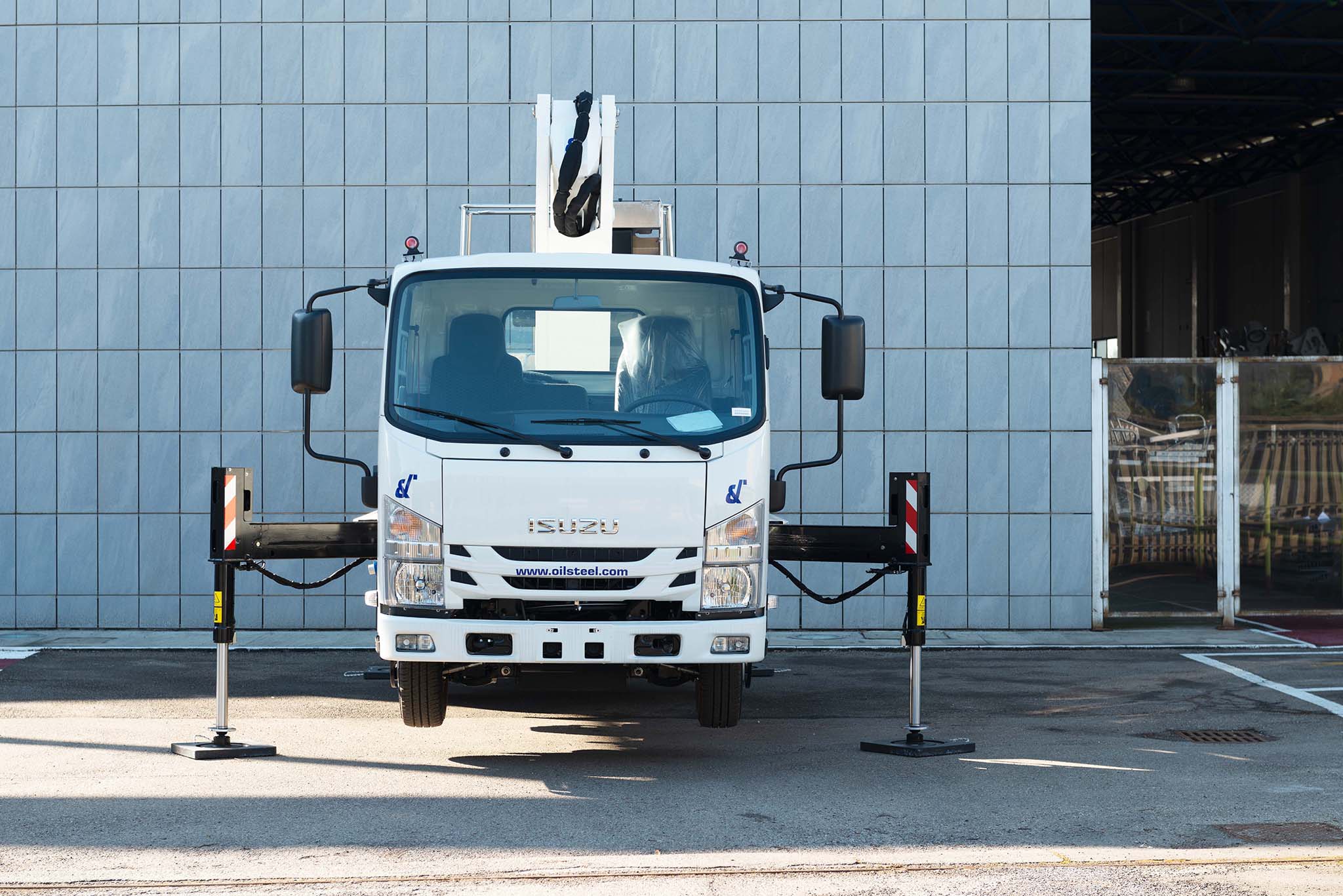 Isuzu M21 Scorpion 20 csuklos kitologemes kosaras szemelyemelp mobil platform mozgo munkaallvany jarmu szembol nezve elol teljesen kitalpalva