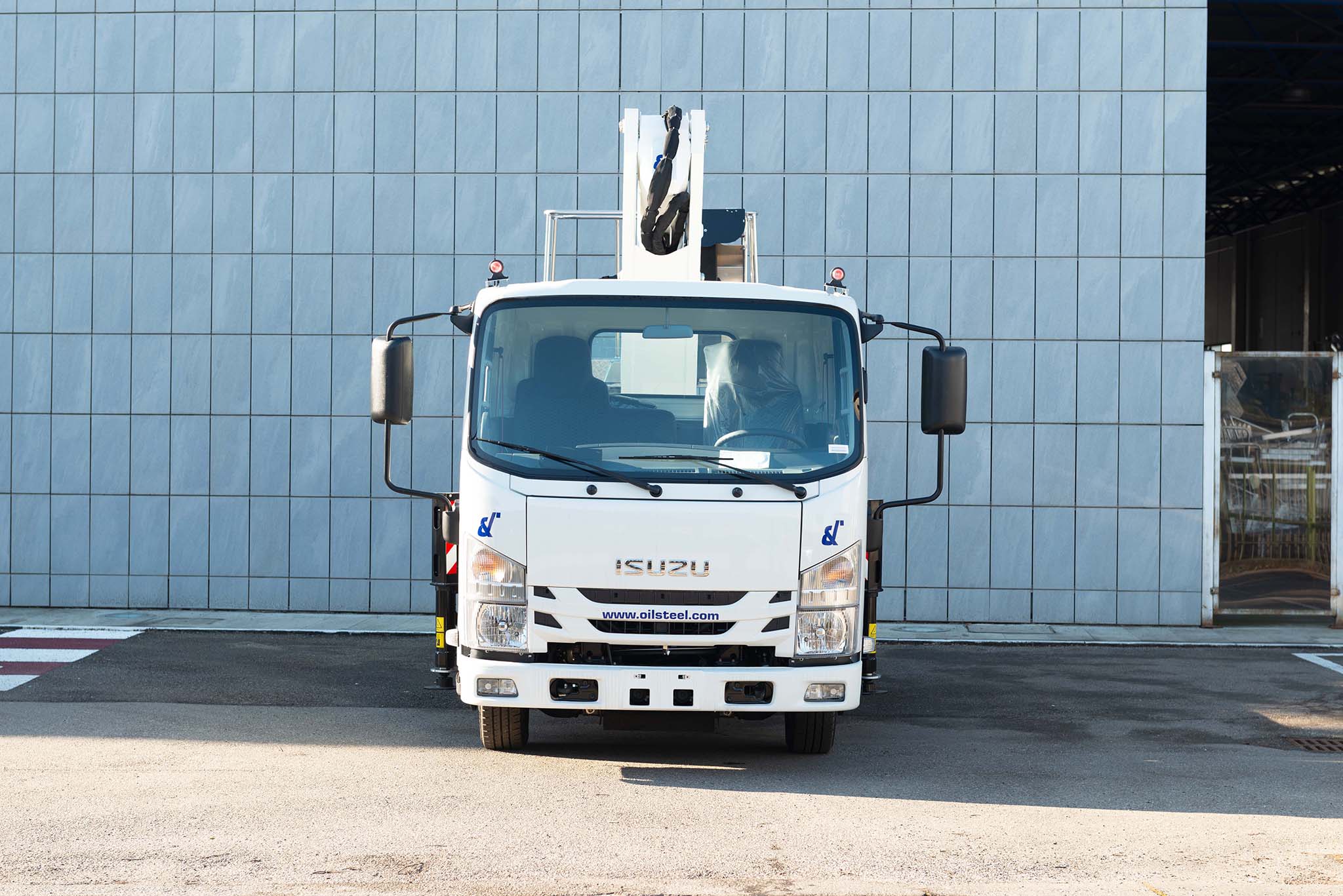 Isuzu M21 Scorpion 20 csuklos kitologemes kosaras szemelyemelp mobil platform mozgo munkaallvany jarmu szembol nezve nincs kitalpalva