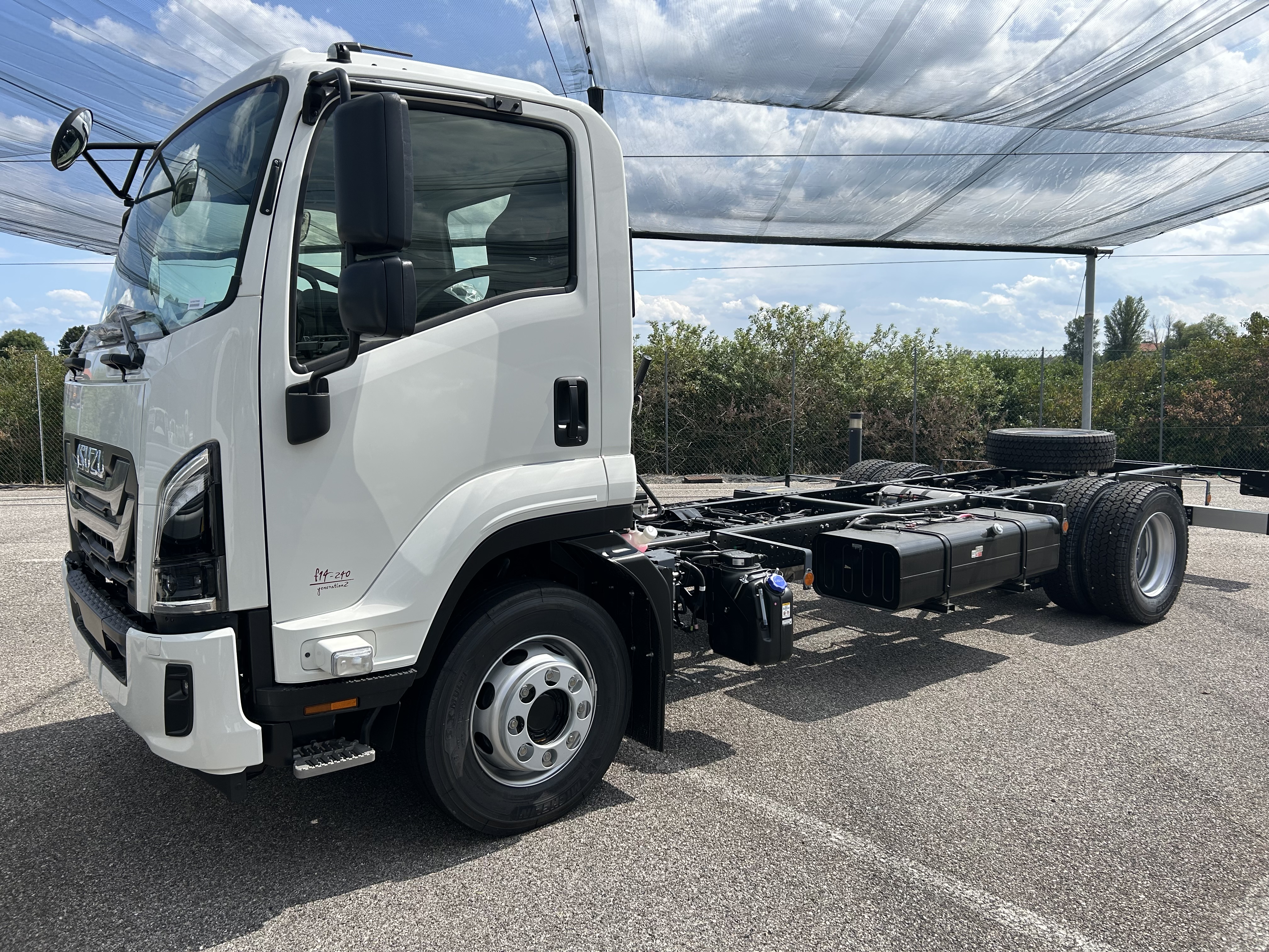 Isuzu F-Series 10 - 14 tonna ossztomegu uj teherautok bal oldal total nezet