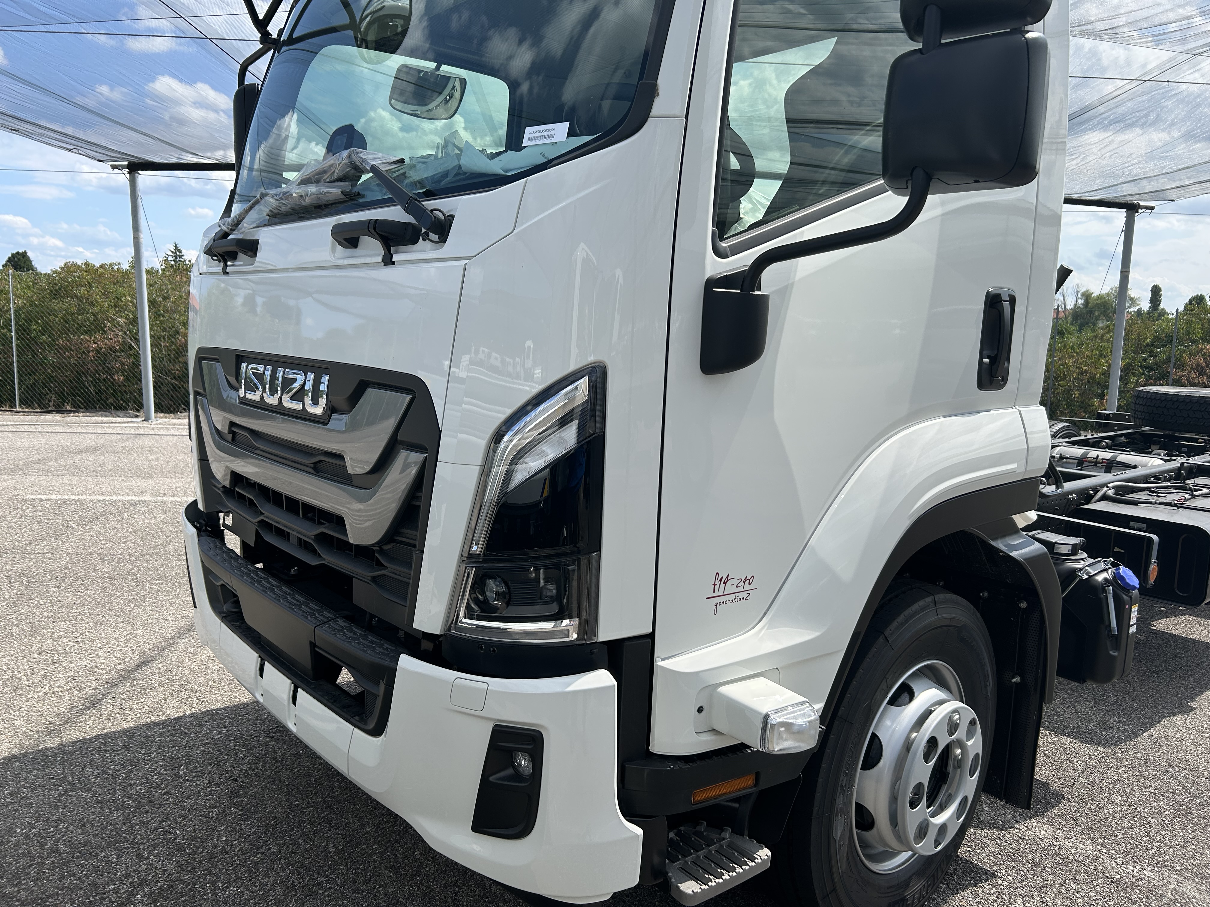 Isuzu F-Series 10 - 14 tonna ossztomegu uj teherautok jarmo bal eleje kozel nezetben