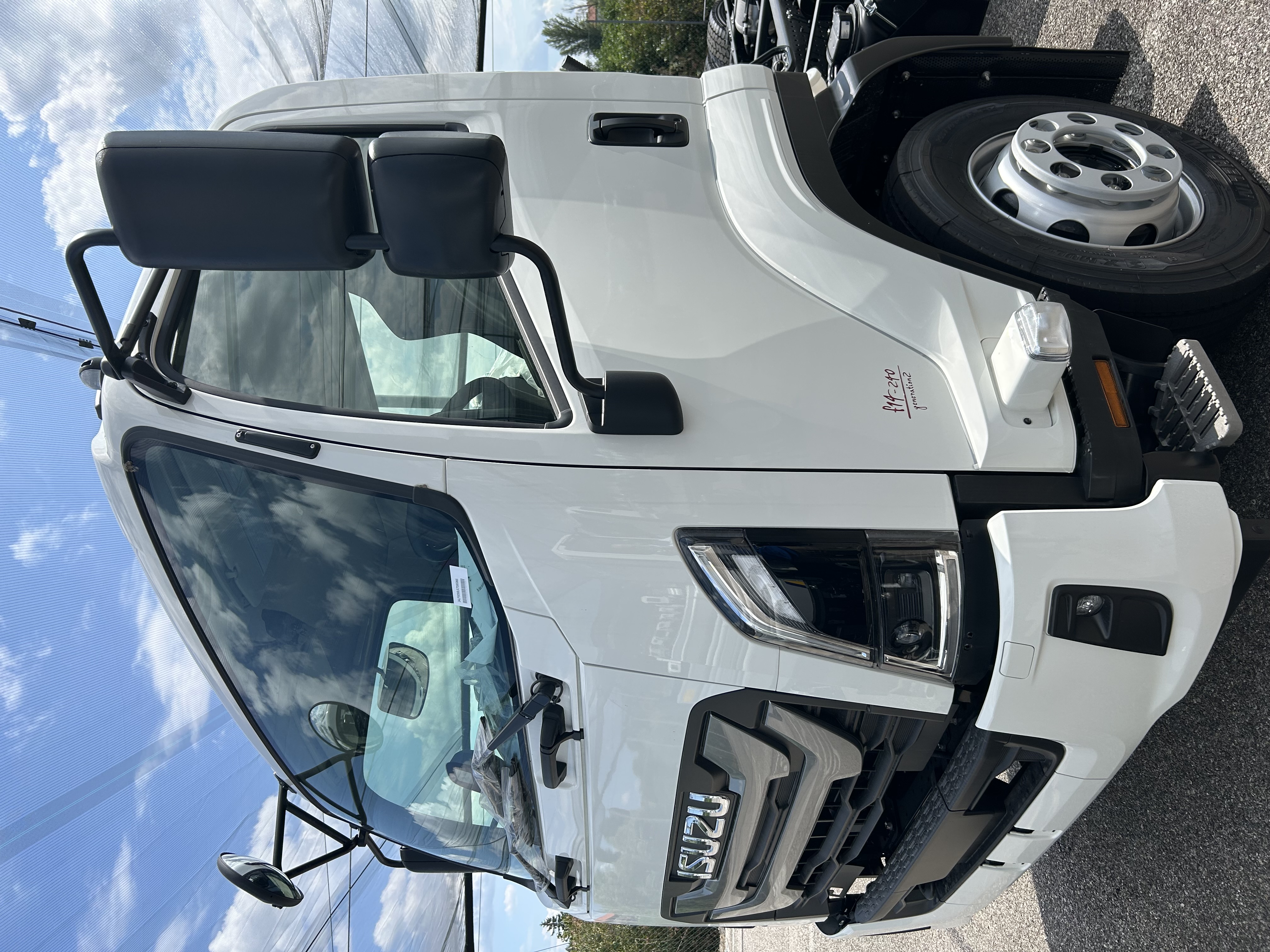 Isuzu F-Series 10 - 14 tonna ossztomegu uj teherautok jarmu bal eleje total nezet