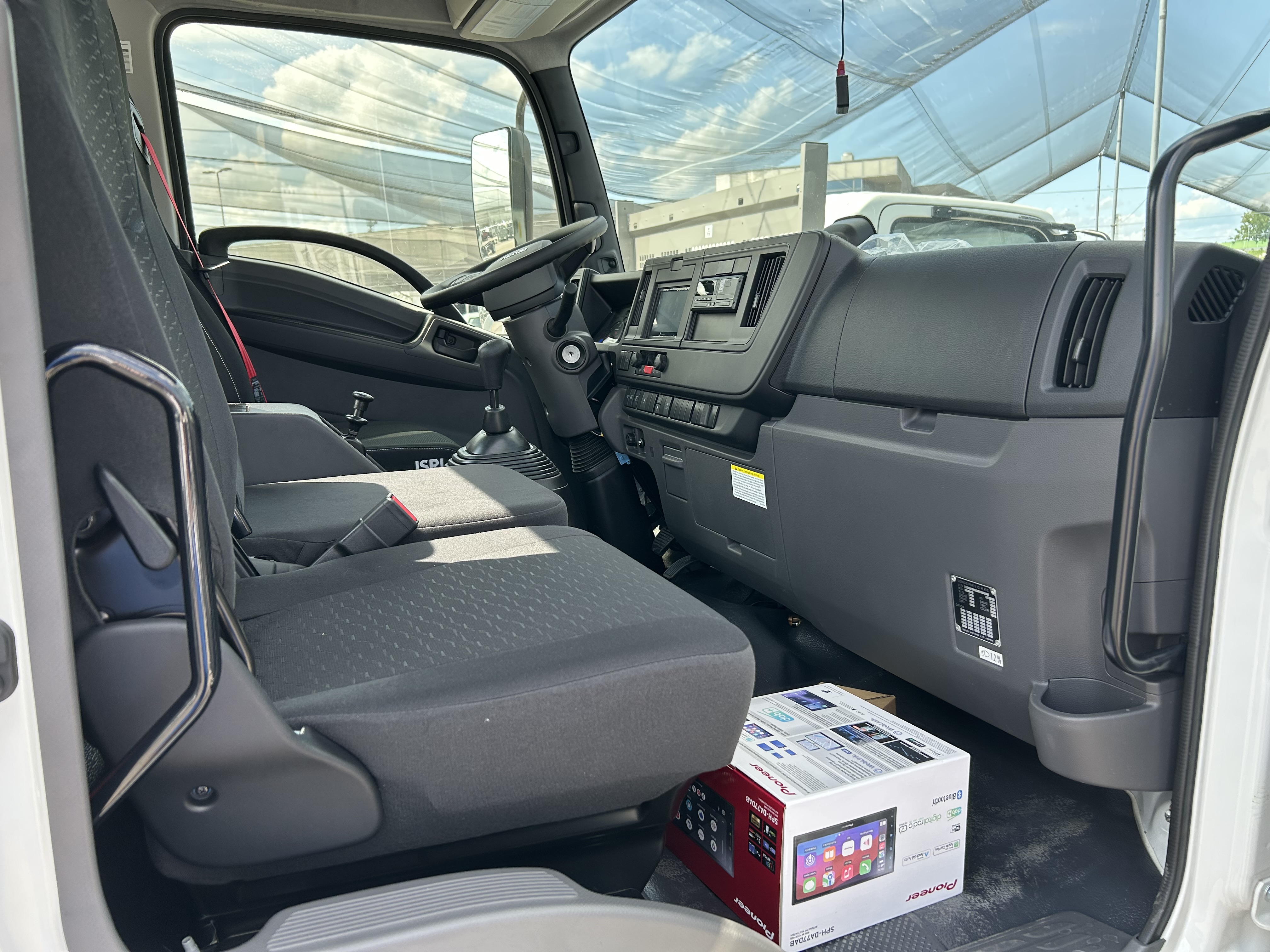 Isuzu F-Series 10 - 14 tonna ossztomegu uj teherautok fulke nezete a jobb ajto iranyabol