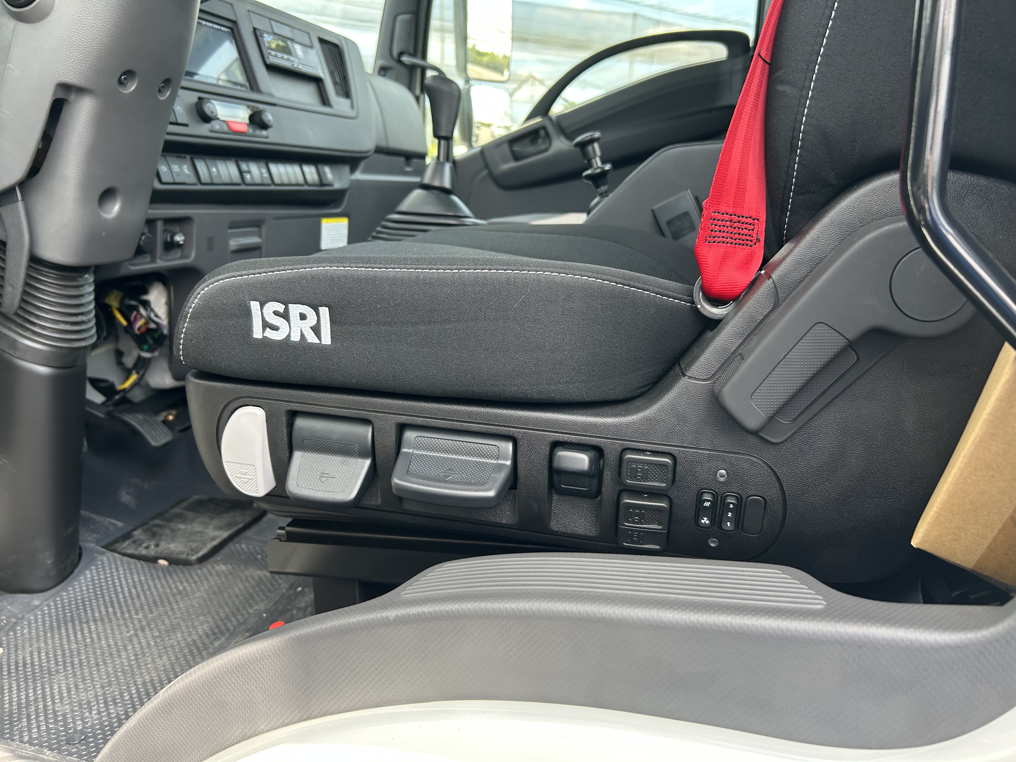 Isuzu F-Series 10 - 14 tonna ossztomegu uj teherautok vezeto ules kezeloszervei