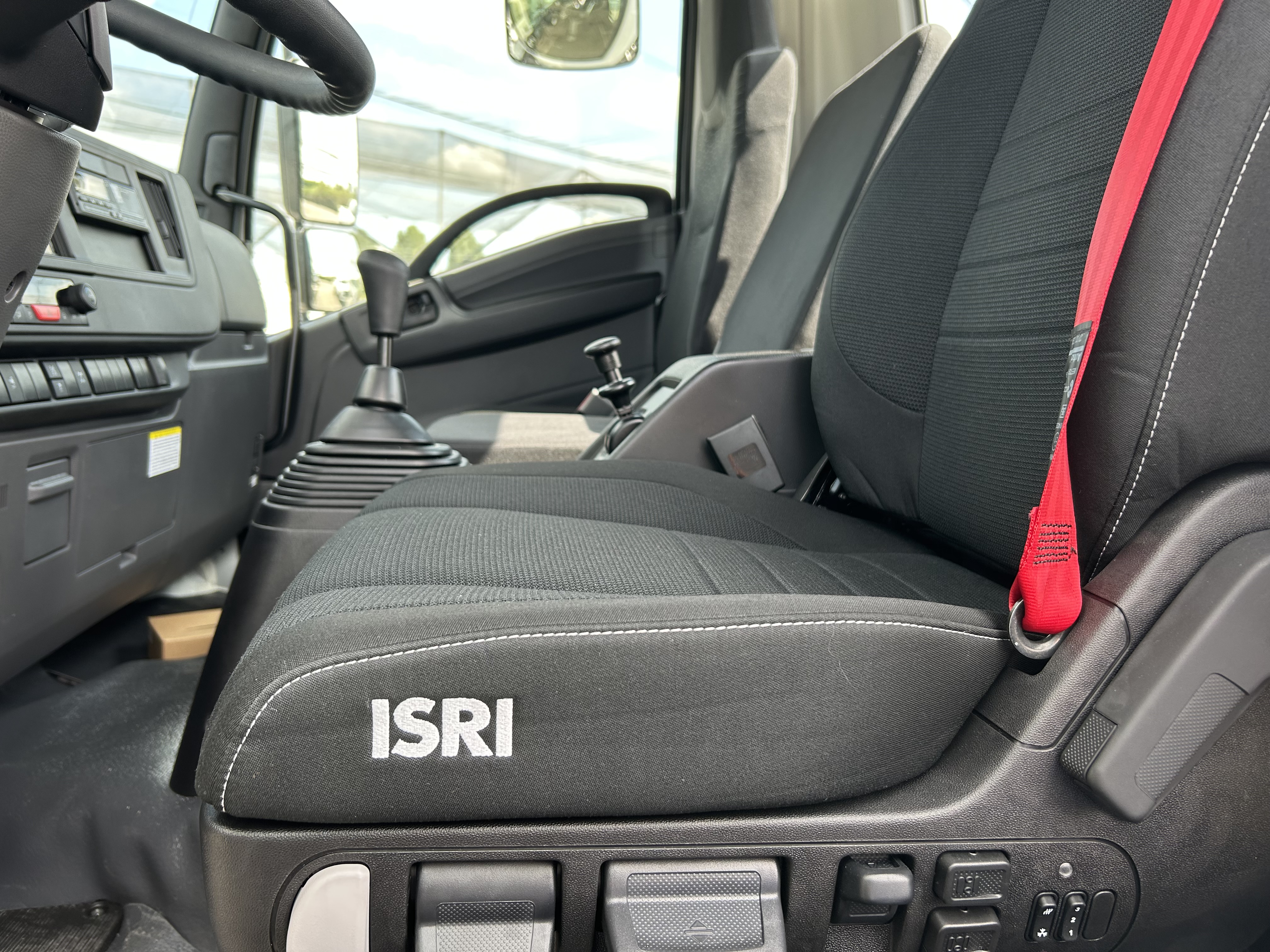 Isuzu F-Series 10 - 14 tonna ossztomegu uj teherautok vezeto ules kozel nezet