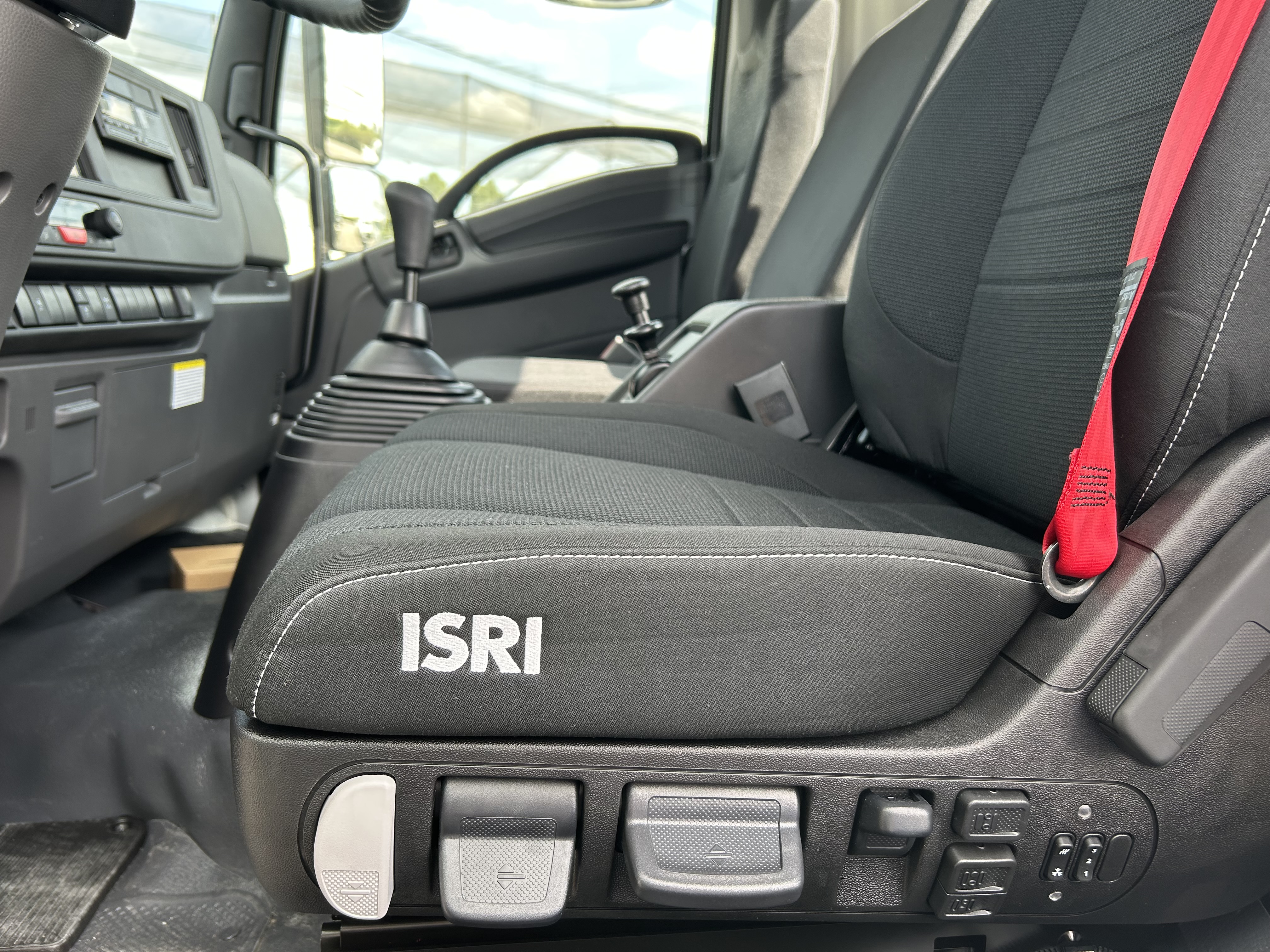 Isuzu F-Series 10 - 14 tonna ossztomegu uj teherautok vezeto ules total nezet