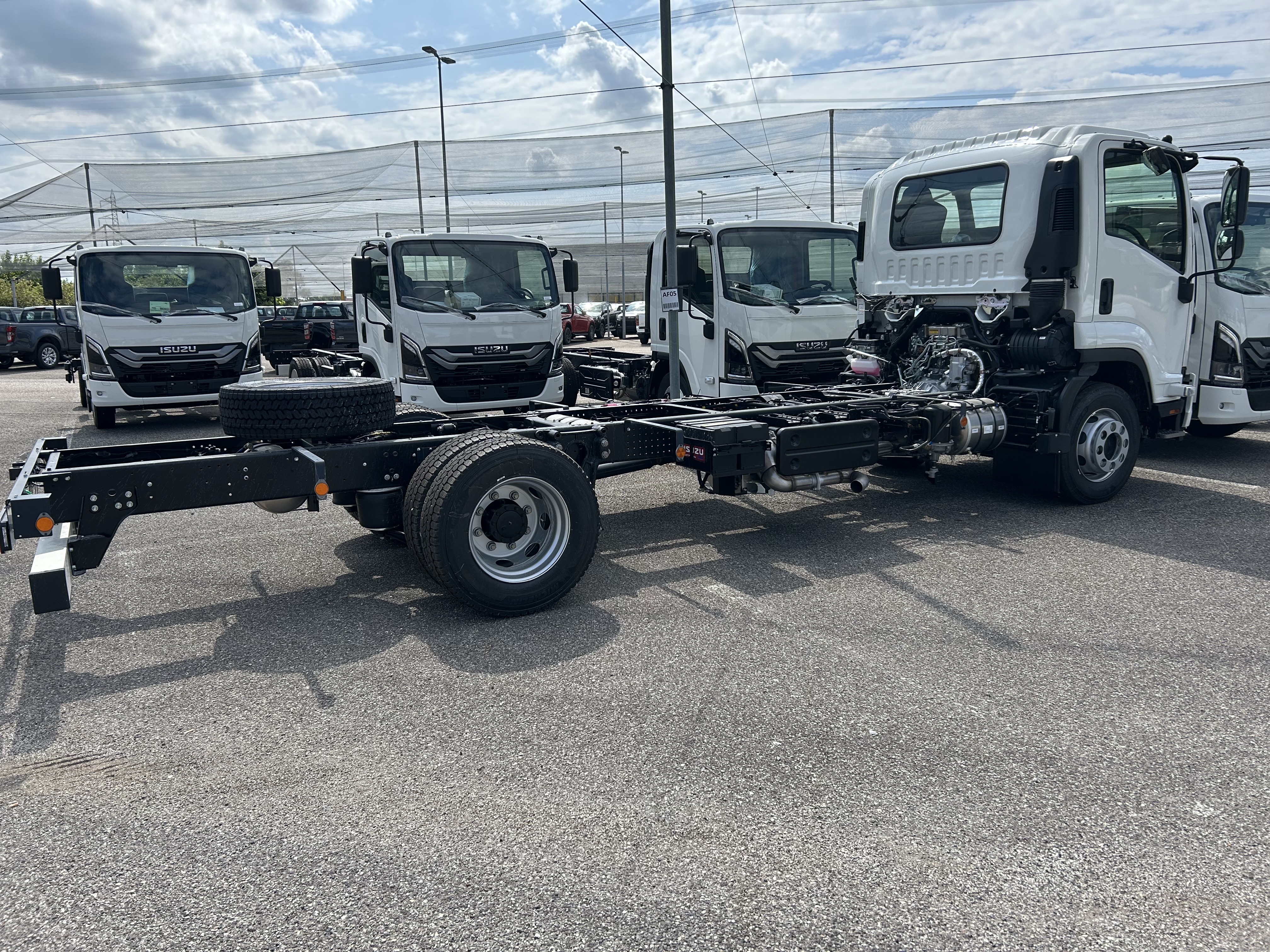 Isuzu F-Series 10 - 14 tonna ossztomegu uj teherautok jarmu alvaz nezet jobb oldalrol