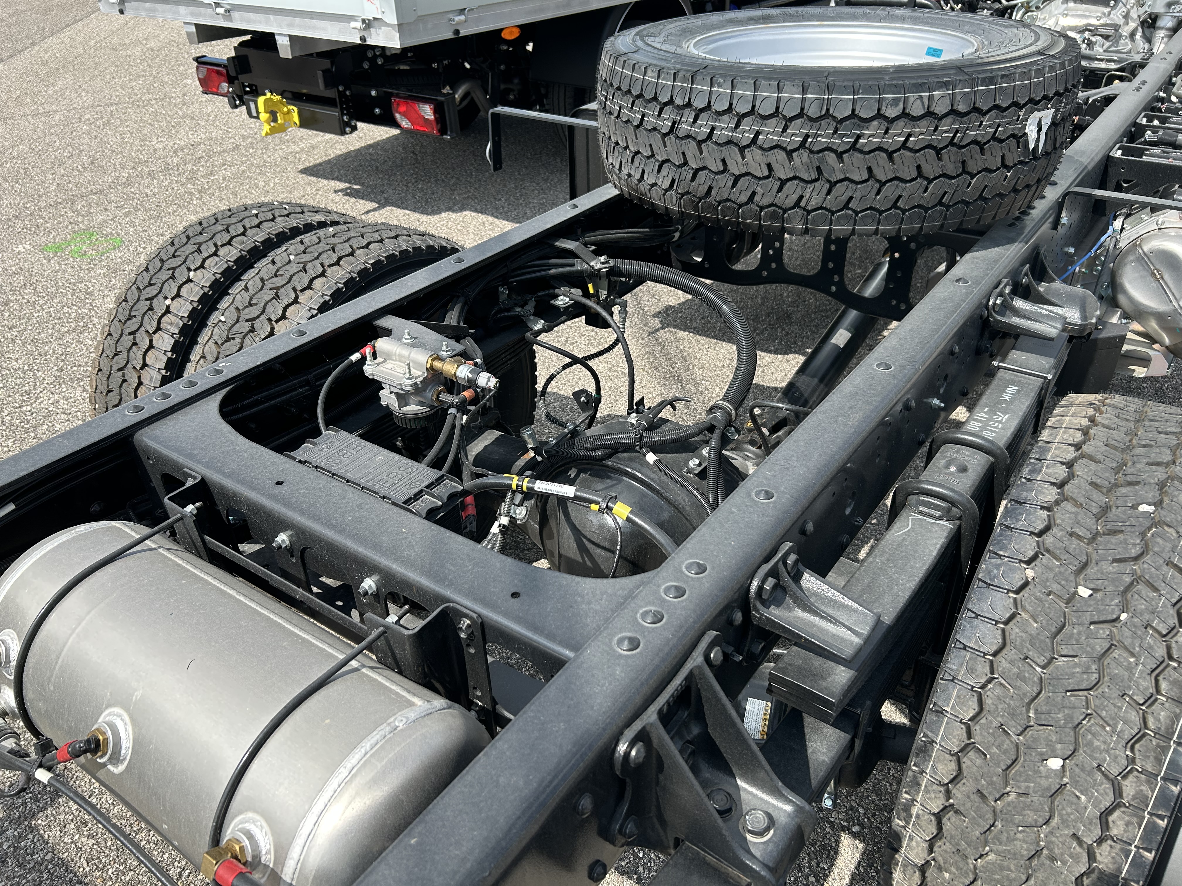 Isuzu F-Series 10 - 14 tonna ossztomegu uj teherautok alvaz hatulja legfektartaly kozelrol