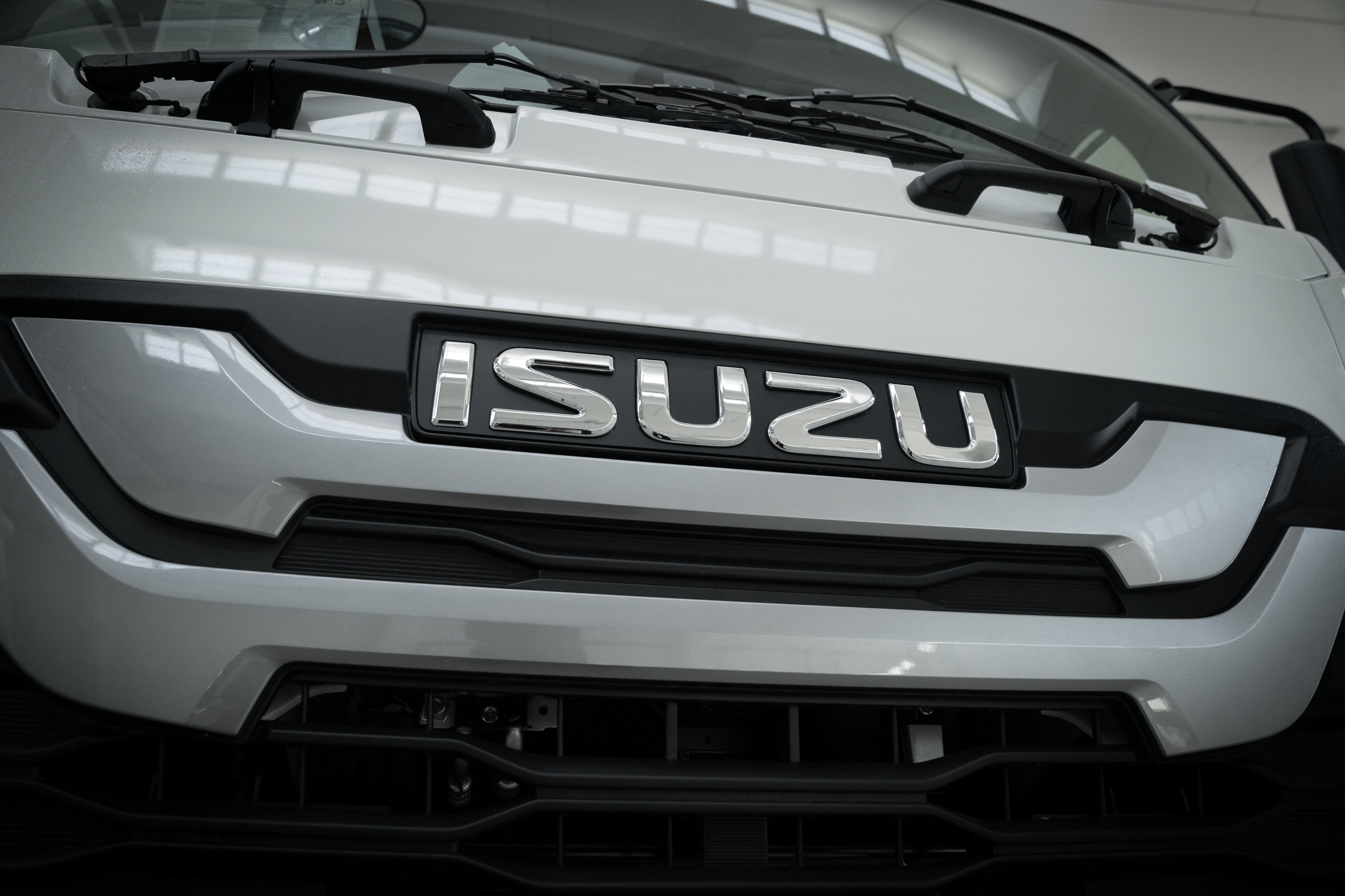 Isuzu F-Series 10 - 14 tonna ossztomegu uj teherautok jarmu eleje hutoracs kozelrol