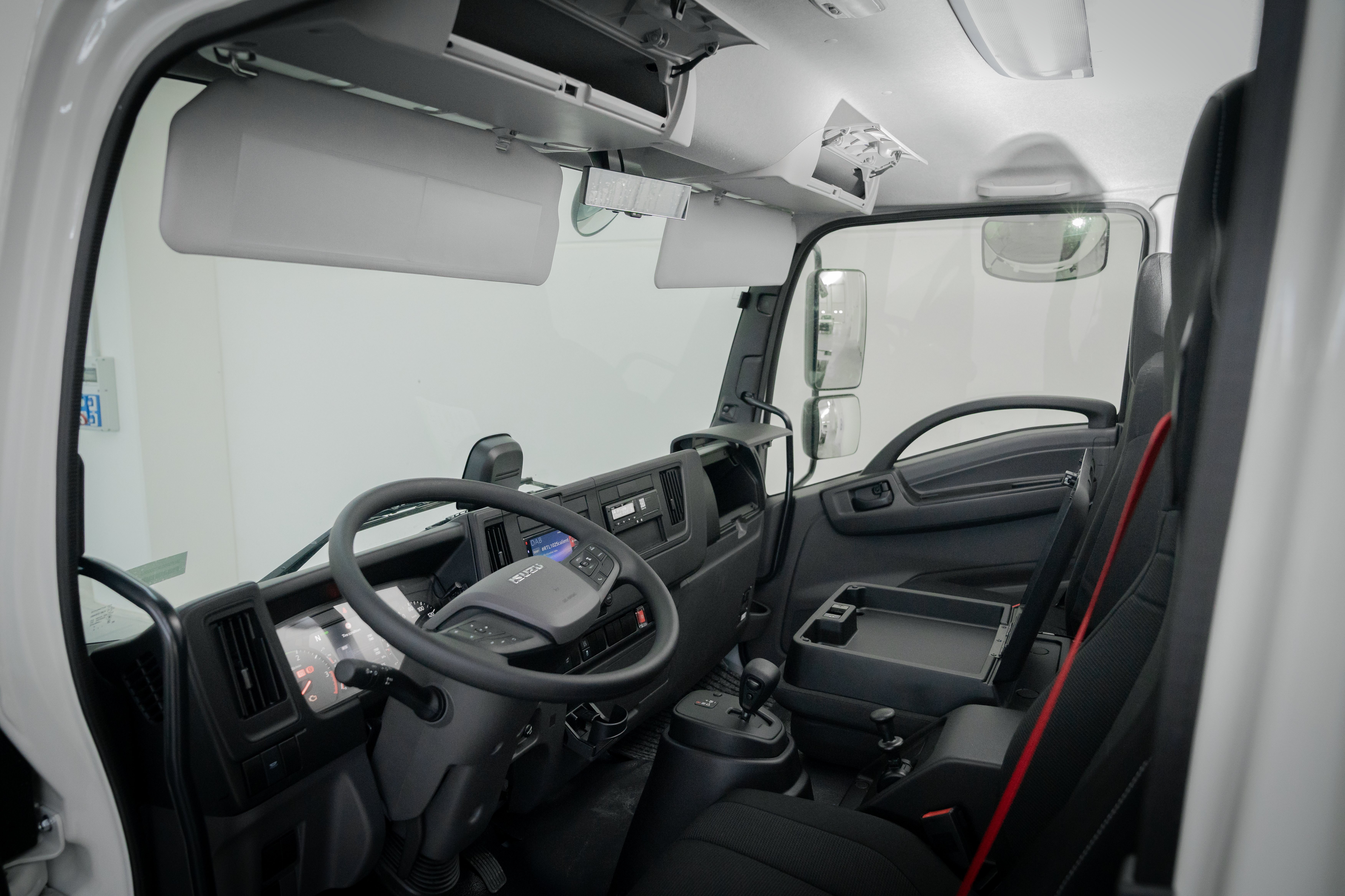 Isuzu F-Series 10 - 14 tonna ossztomegu uj teherautok fulke belso total bal oldalrol