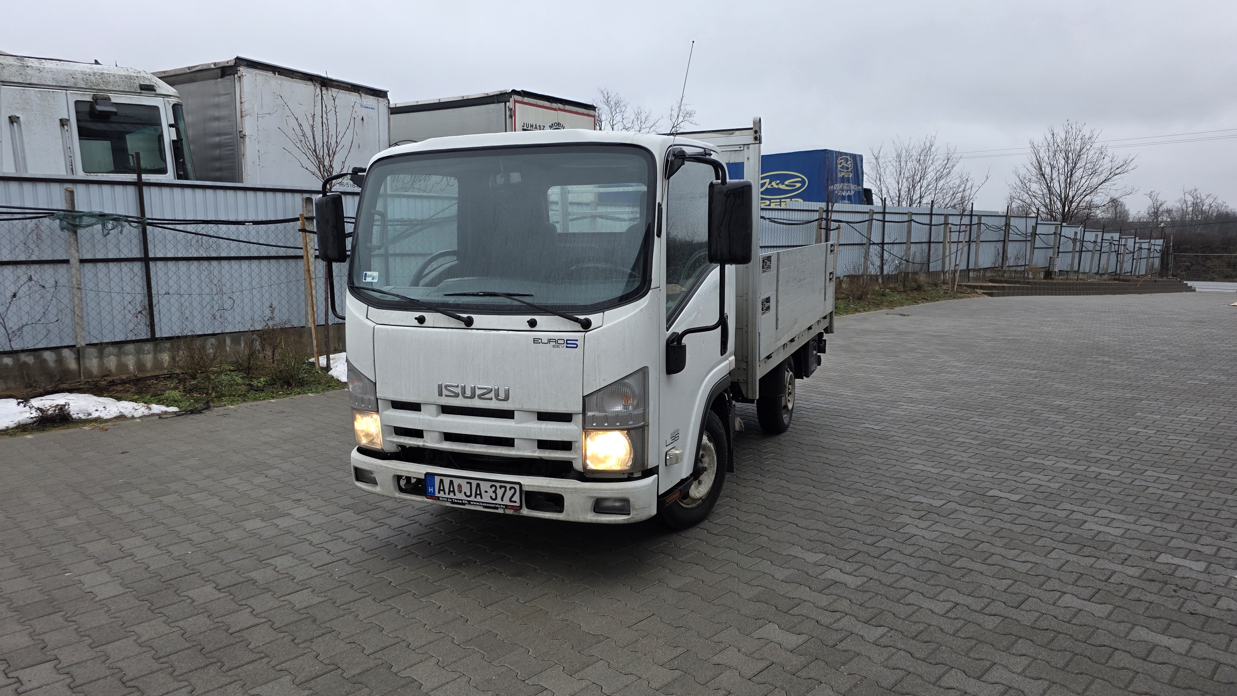 Isuzu NLR85 platos hasznalt teherauto bal eleje