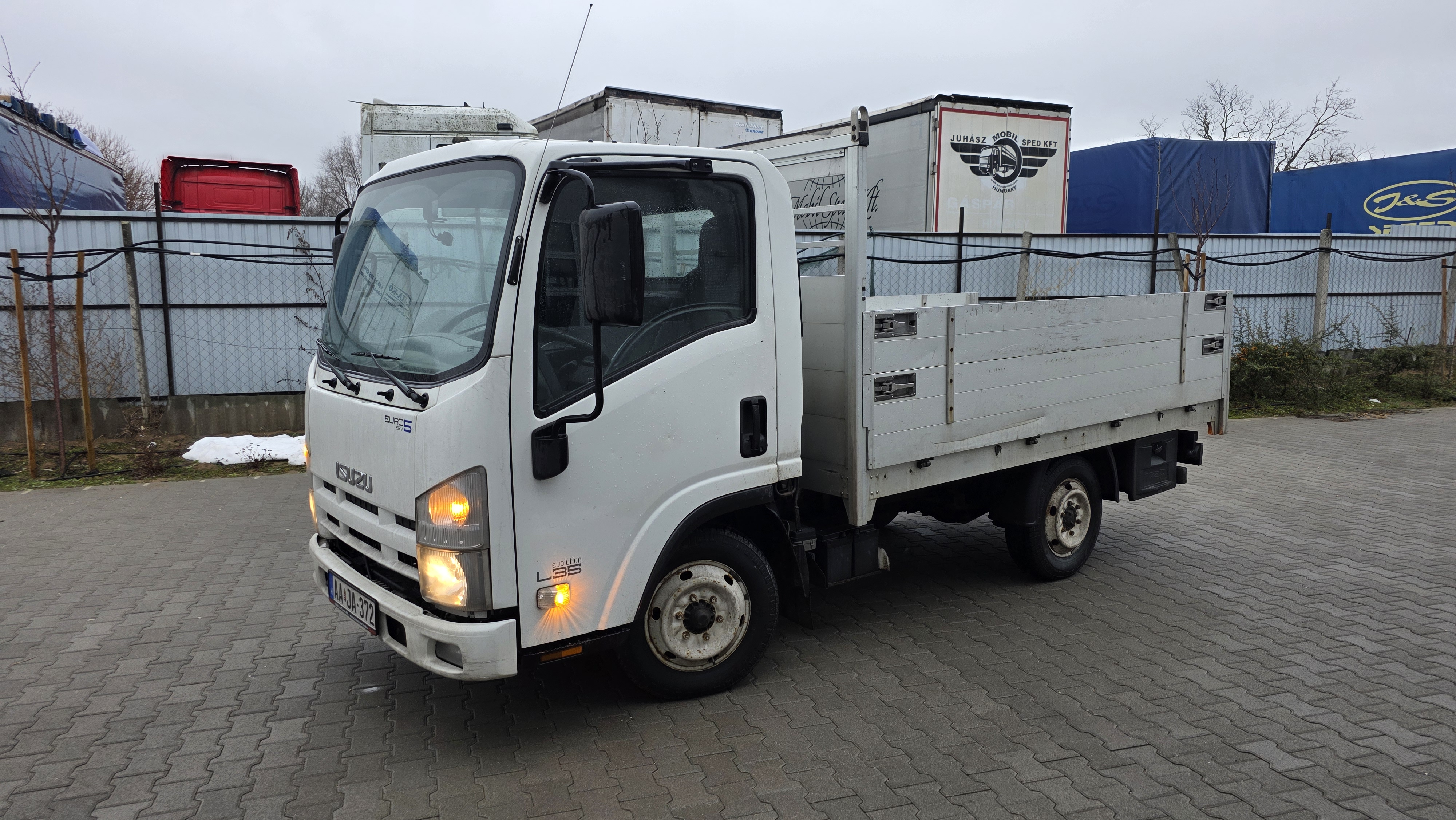 Isuzu NLR85 4JJ1 motoros platos teherauto bal oldala