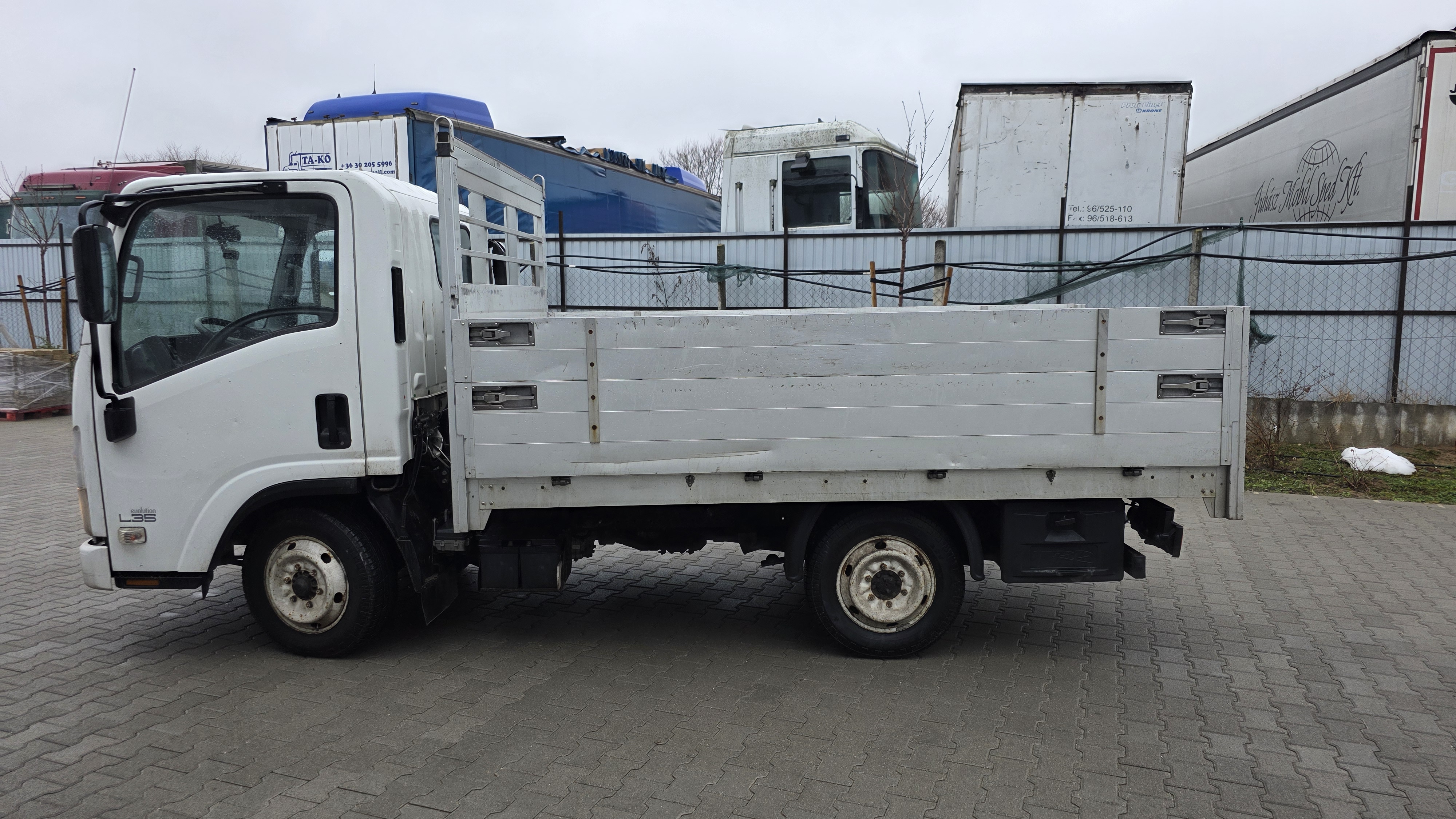 Isuzu NLR85 platos hasznalt teherauto bal oldal total