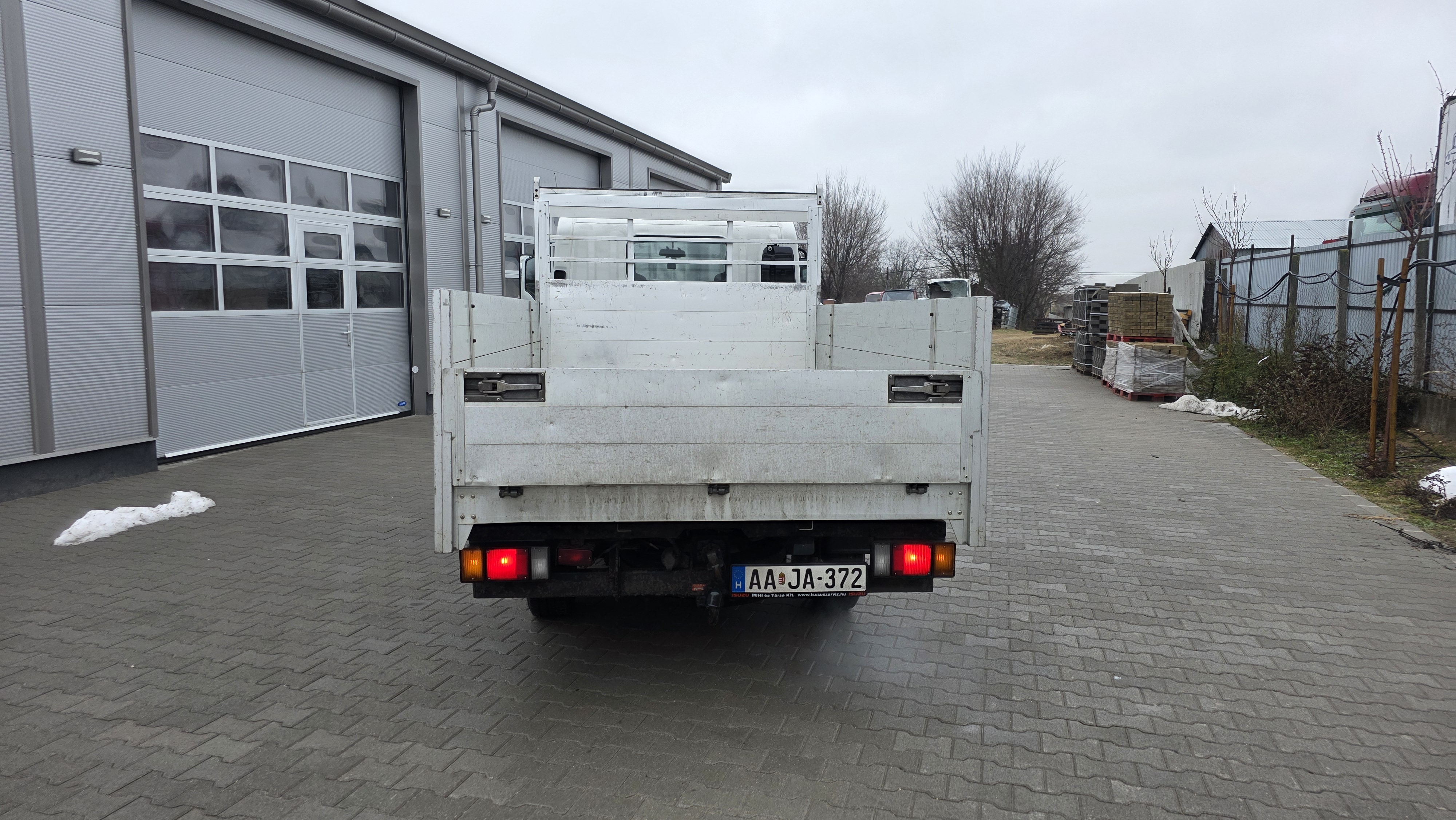 Isuzu NLR85 platos teherauto hatul nezetbol