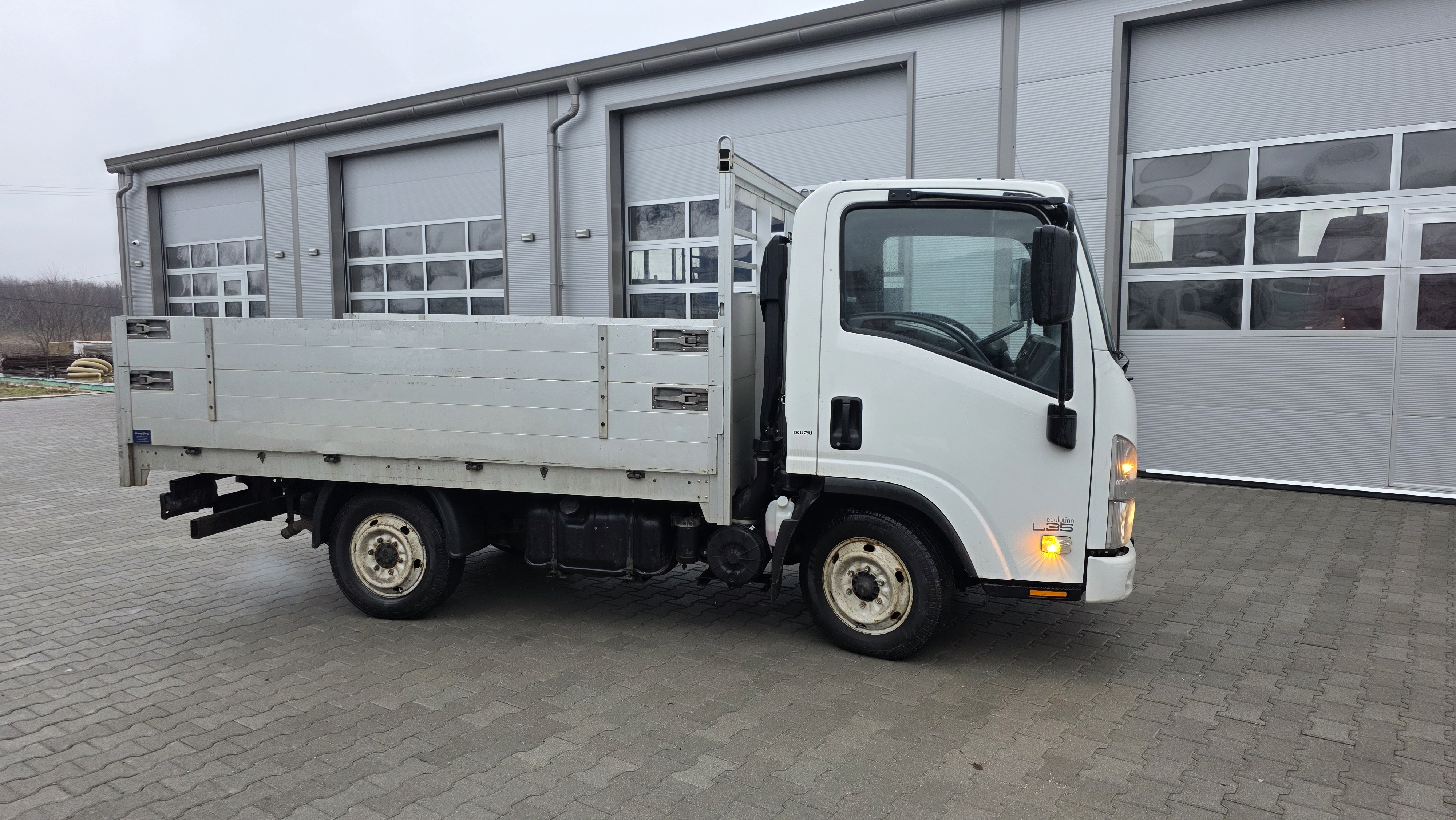 Isuzu NLR85 hasznalt platos teherauto jobb oldala total