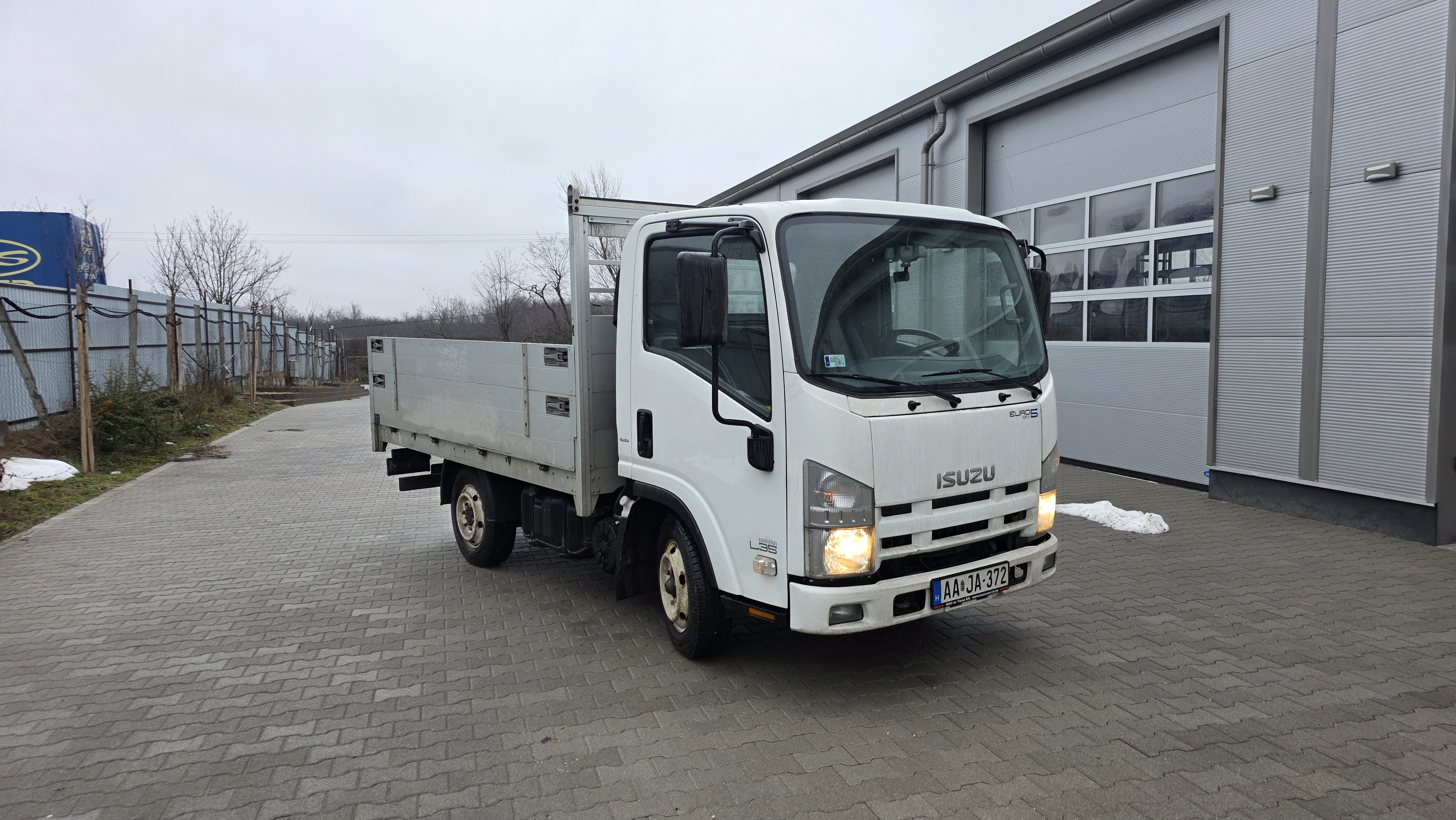 Isuzu NLR85 4JJ1 motoros teherauto jobb eleje