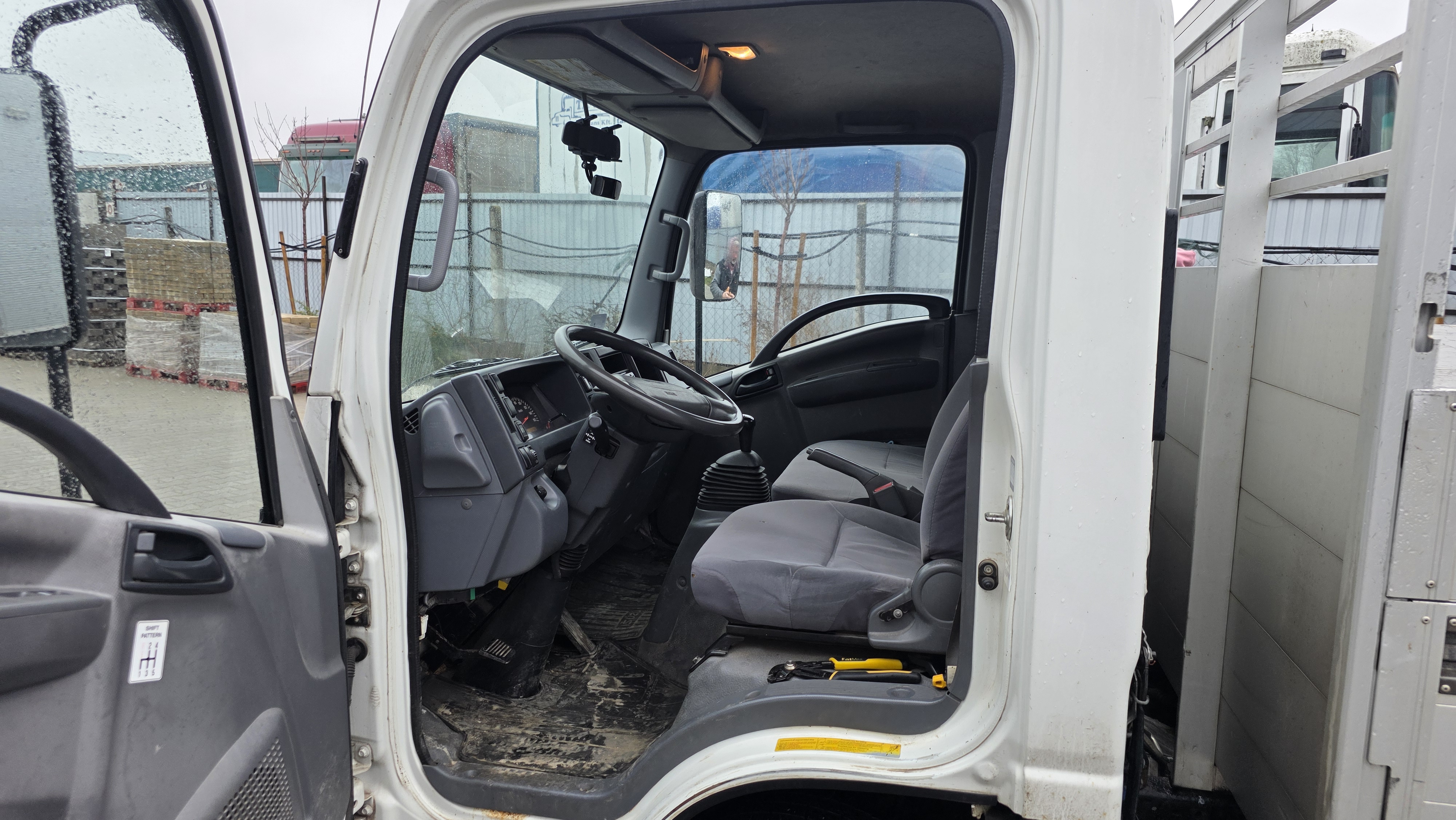 Isuzu NLR85 megbizhato teherauto vezeto oldal nezet