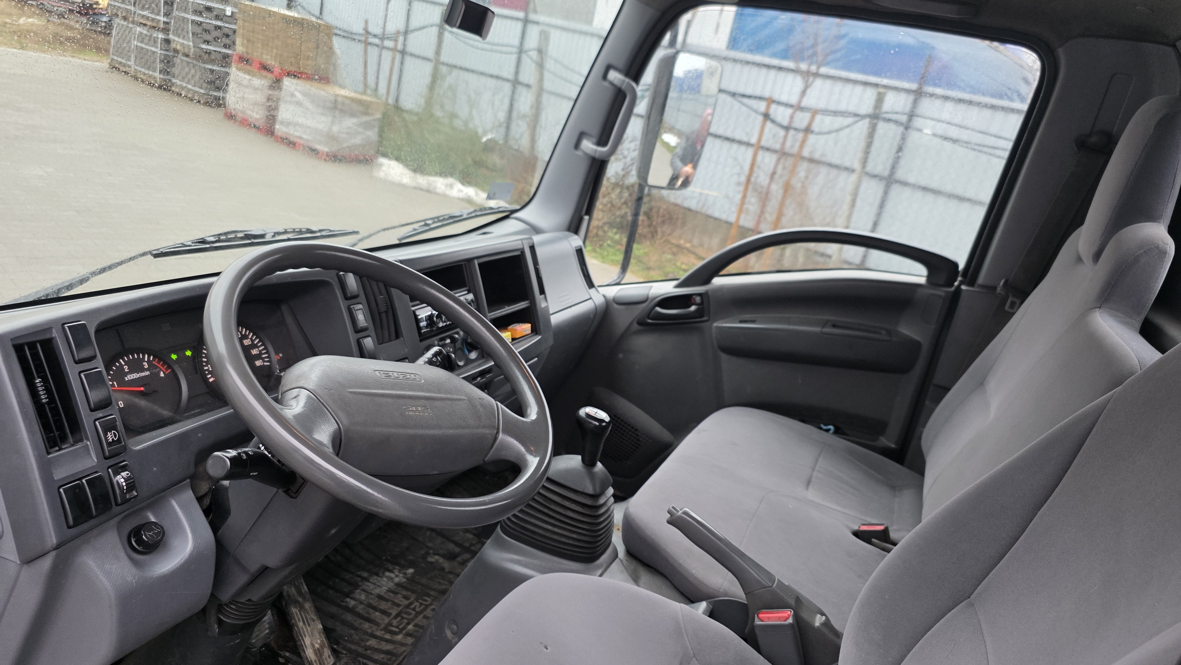 Isuzu NLR85 fulke belseje kormanykerek es muszerfal