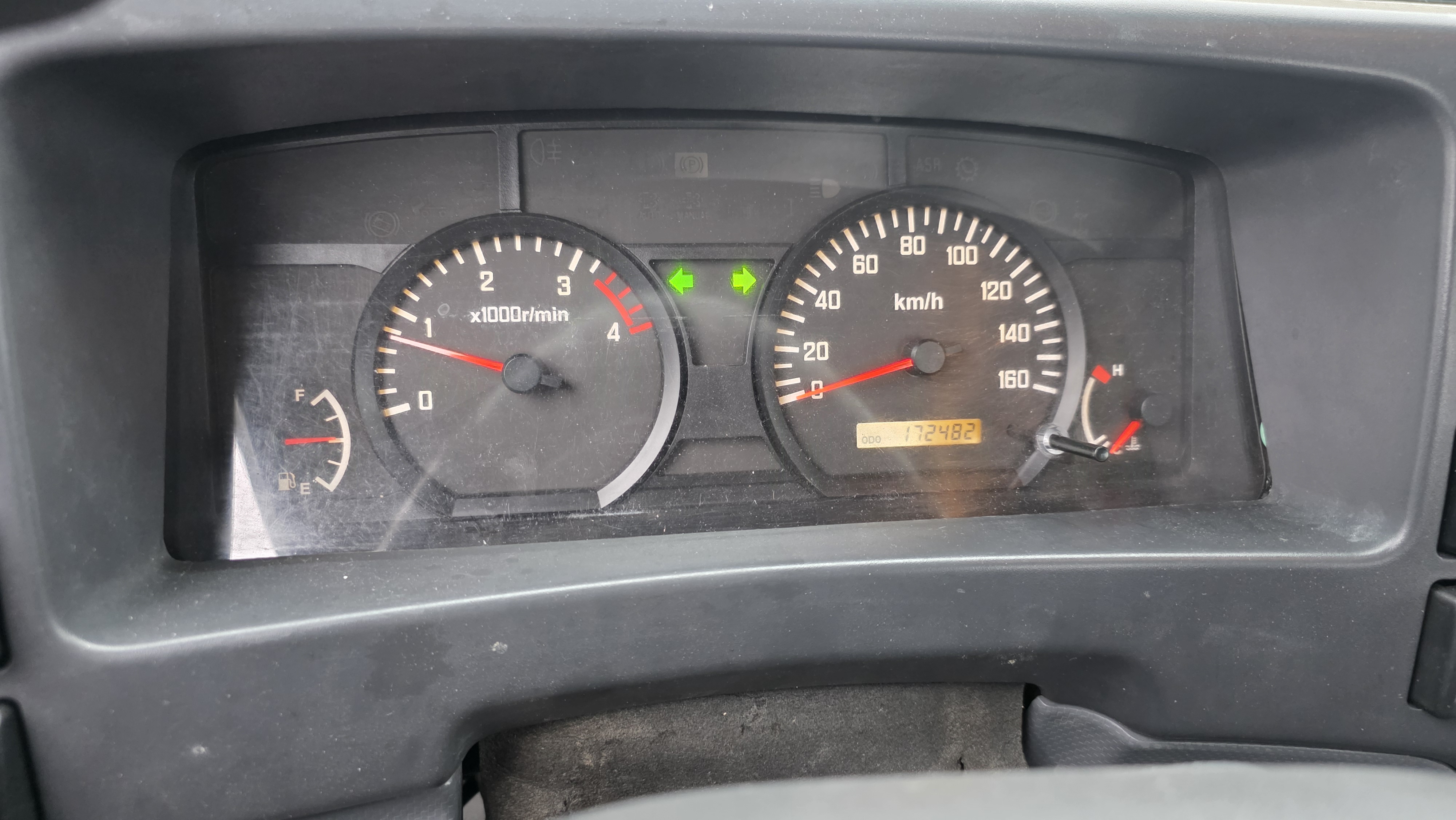 Isuzu NLR85 muszeregyseg kozelrol nezve